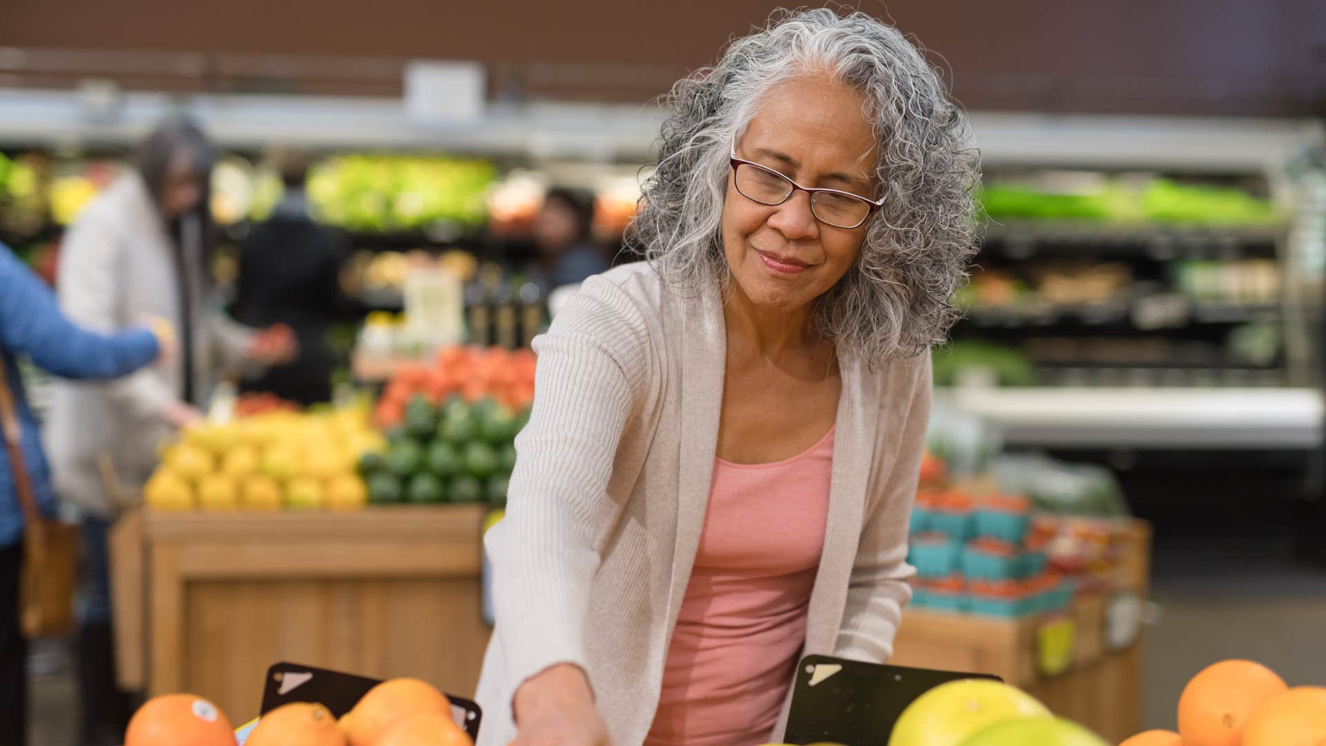 woman who avoids eye contact with everyone at the grocery store because she has trust issues