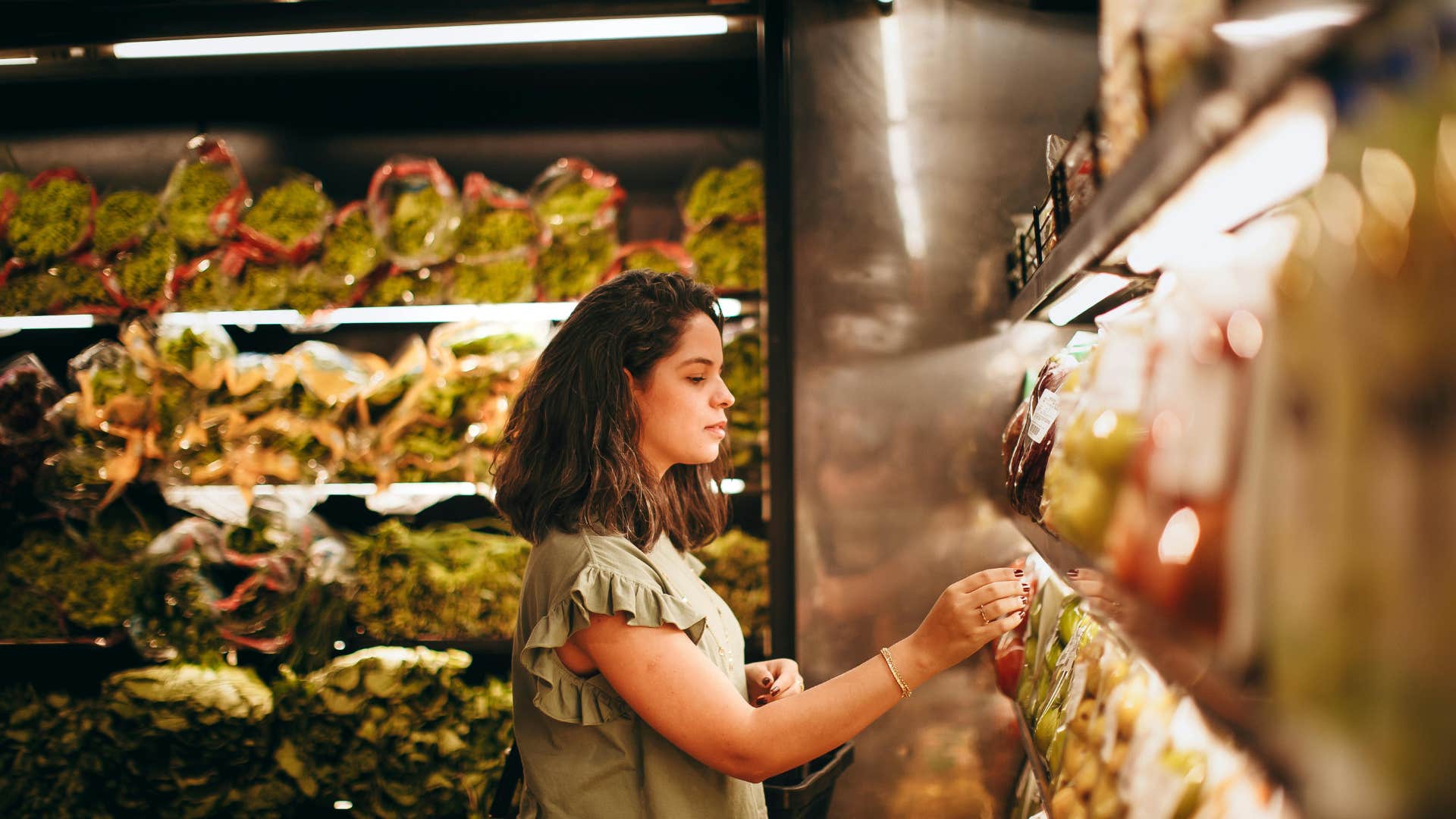 woman who avoids eye contact with everyone at the grocery store because she is focused