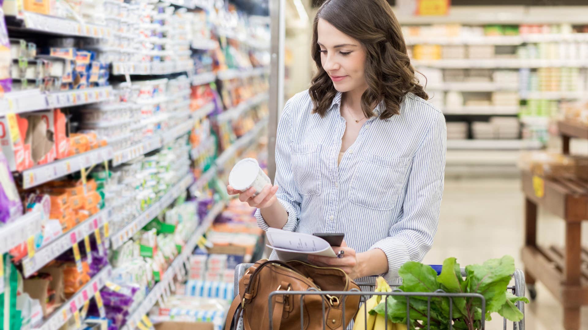 woman who avoids eye contact with everyone at the grocery store because of overstimulation 