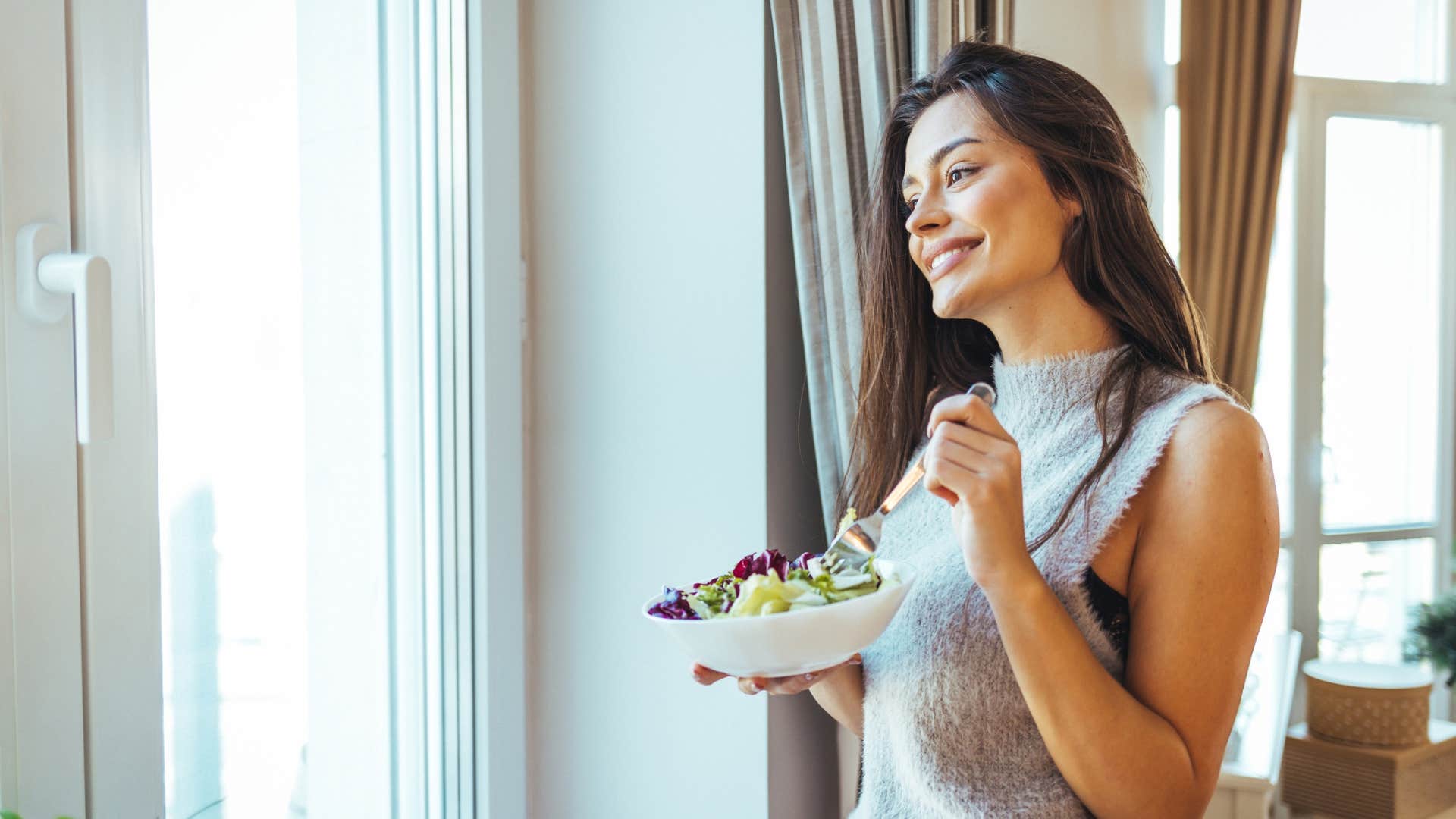 woman who appreciates simplicity eating the same thing for lunch every day