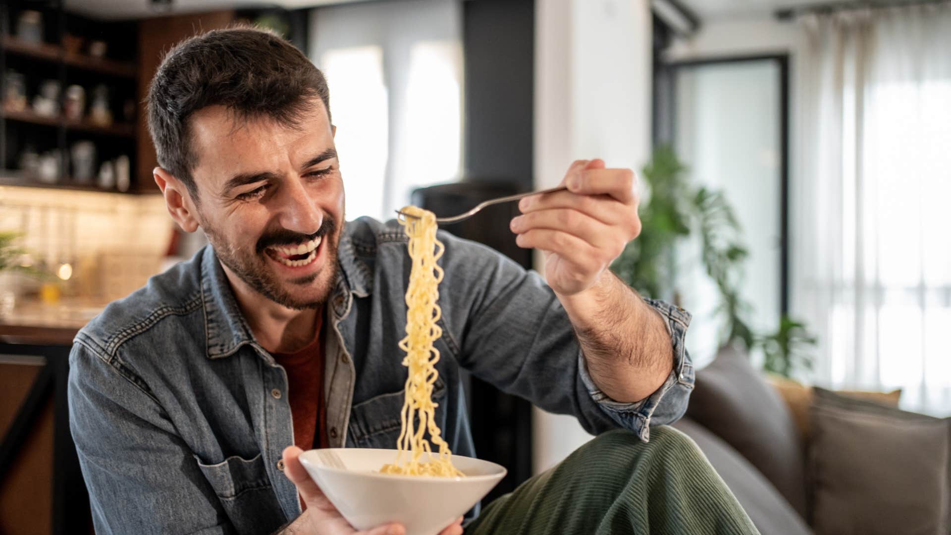 wildly authentic man eating the same thing for lunch every day