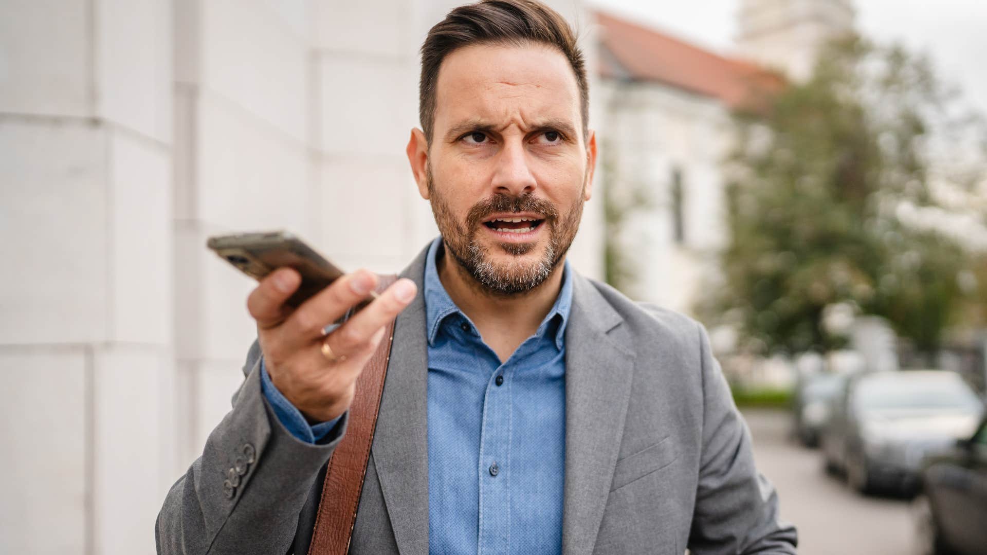 man walking while on the phone to help him stay focused