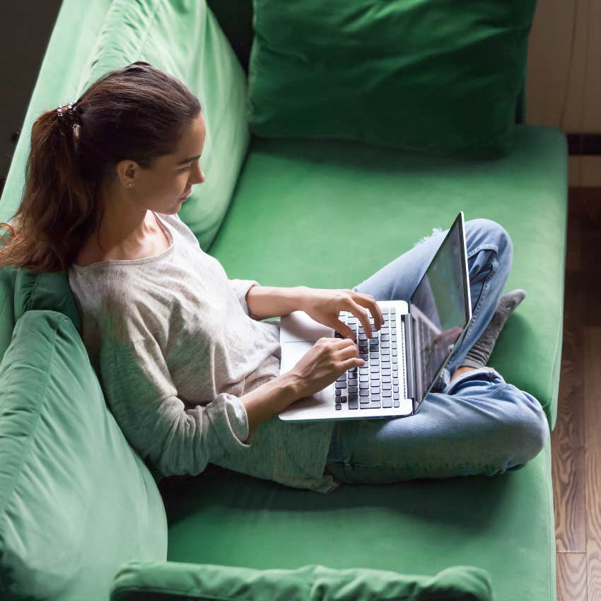 woman applying for jobs online even though recruiters say it doesn't work anymore