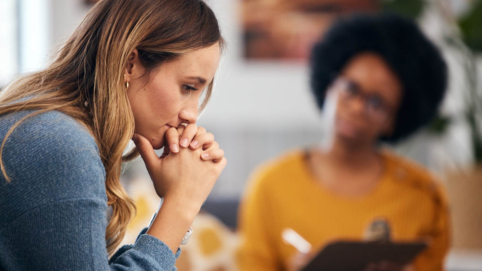 woman seeing a therapist for loneliness