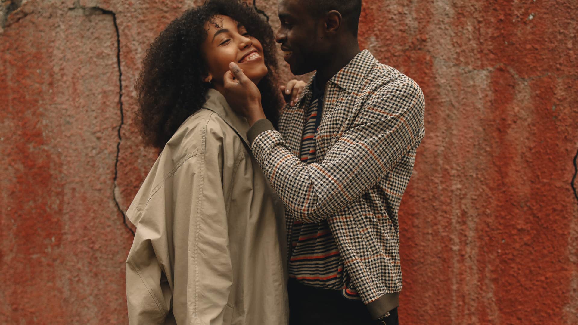 man apologizing to happy partner after an argument