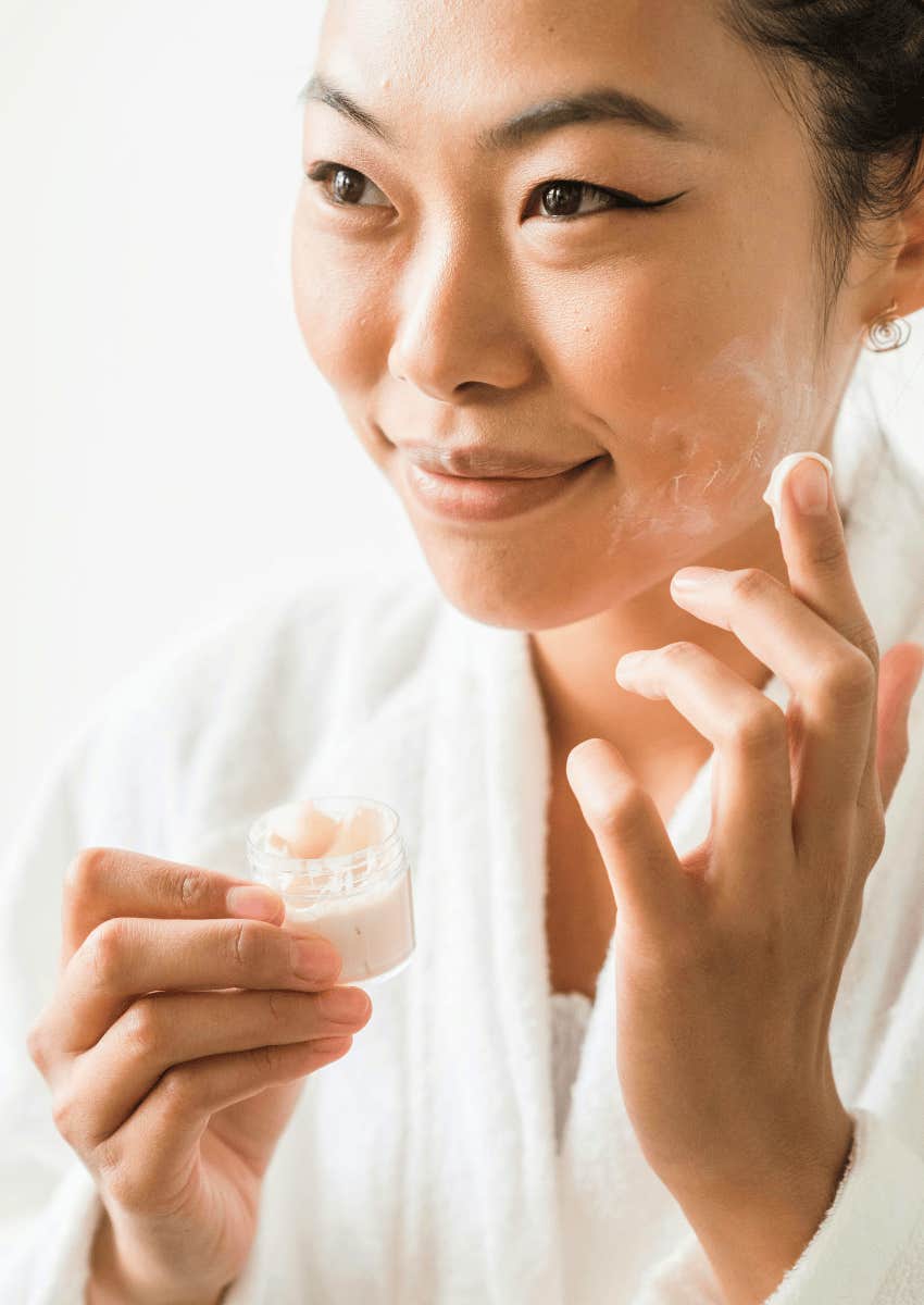 woman applying deep facial cleanser