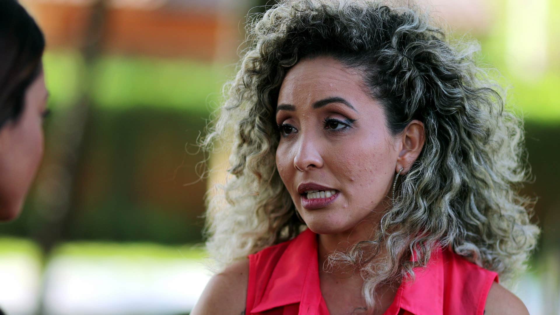 woman venting to untrustworthy people outside