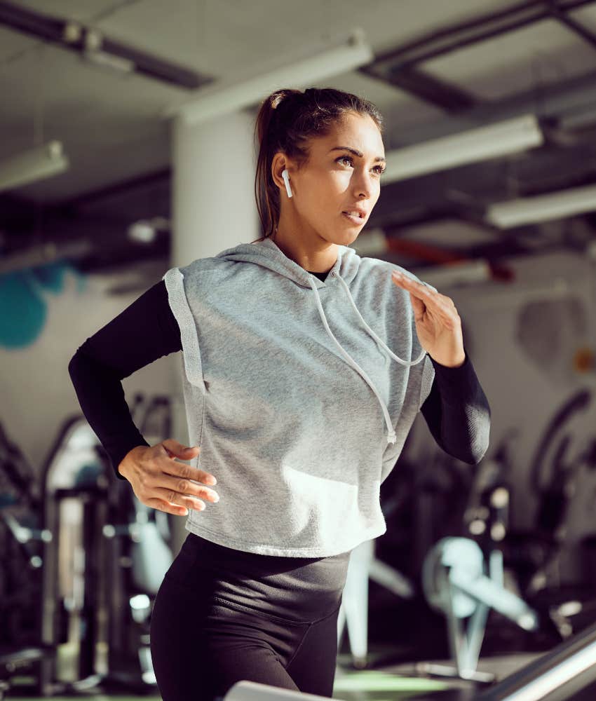 concentrated woman running at the gym
