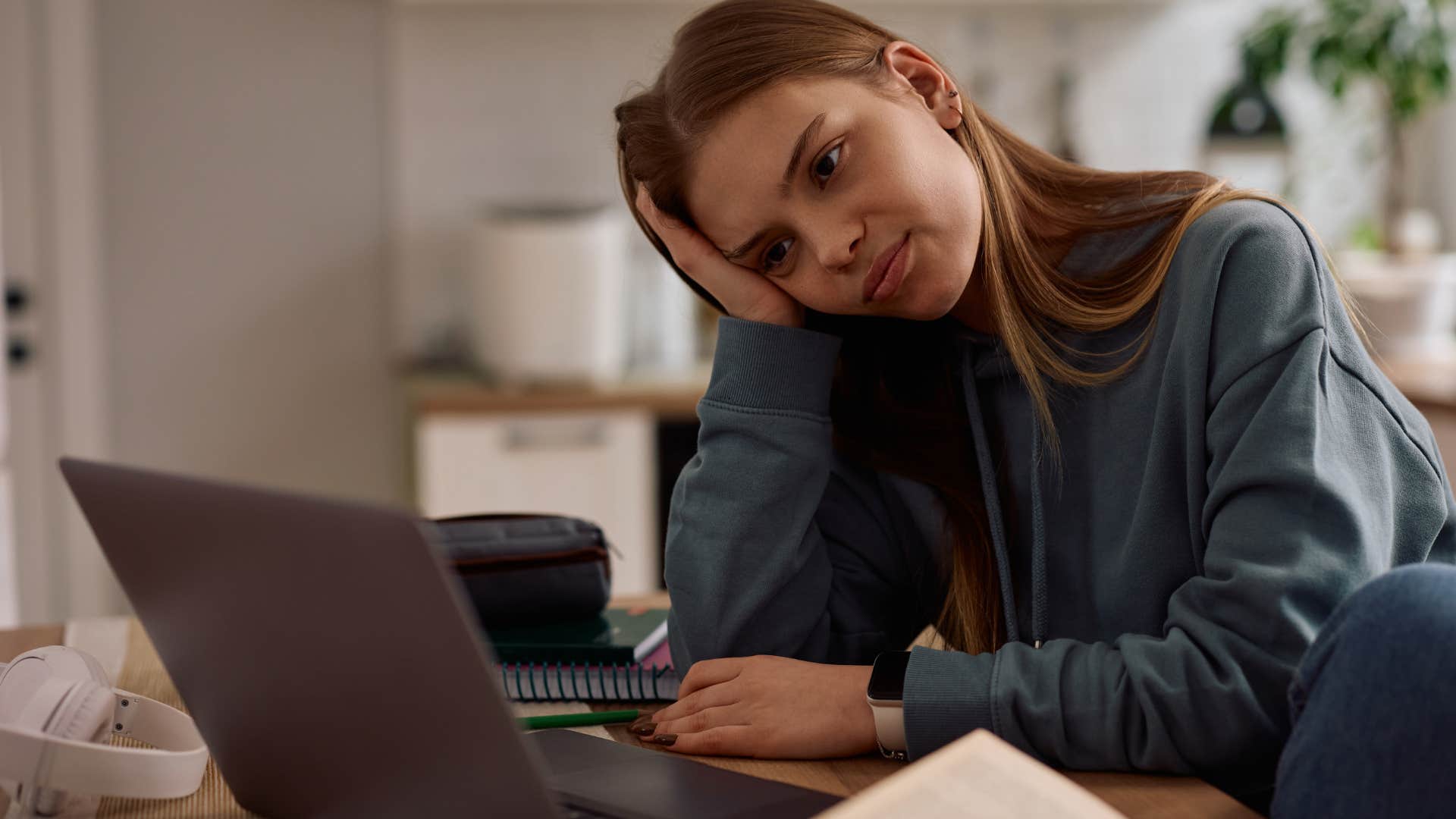 Woman who ignores consequences and procrastinates.