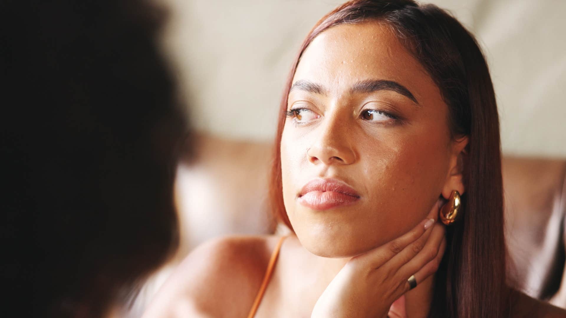 who struggling to make eye contact during conversation because she's struggling internally