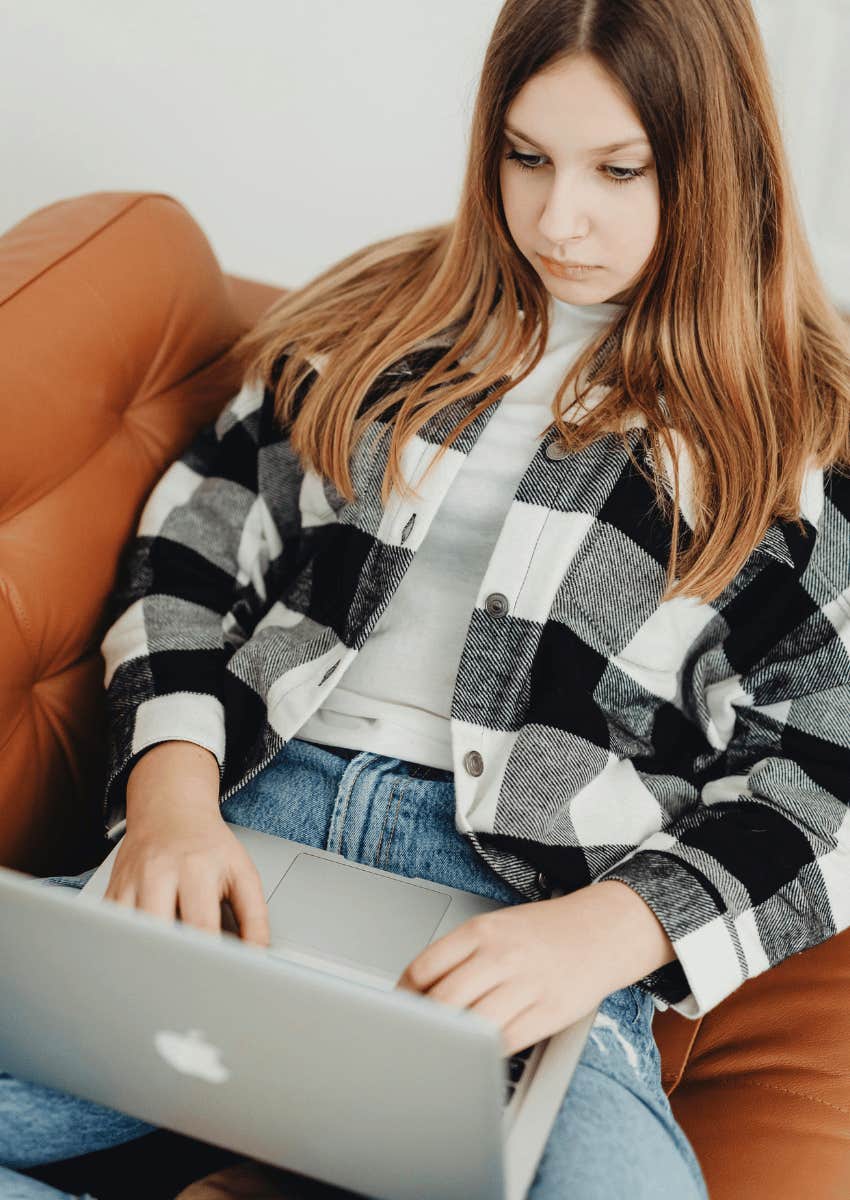 a girl being very socially awkward autism clue