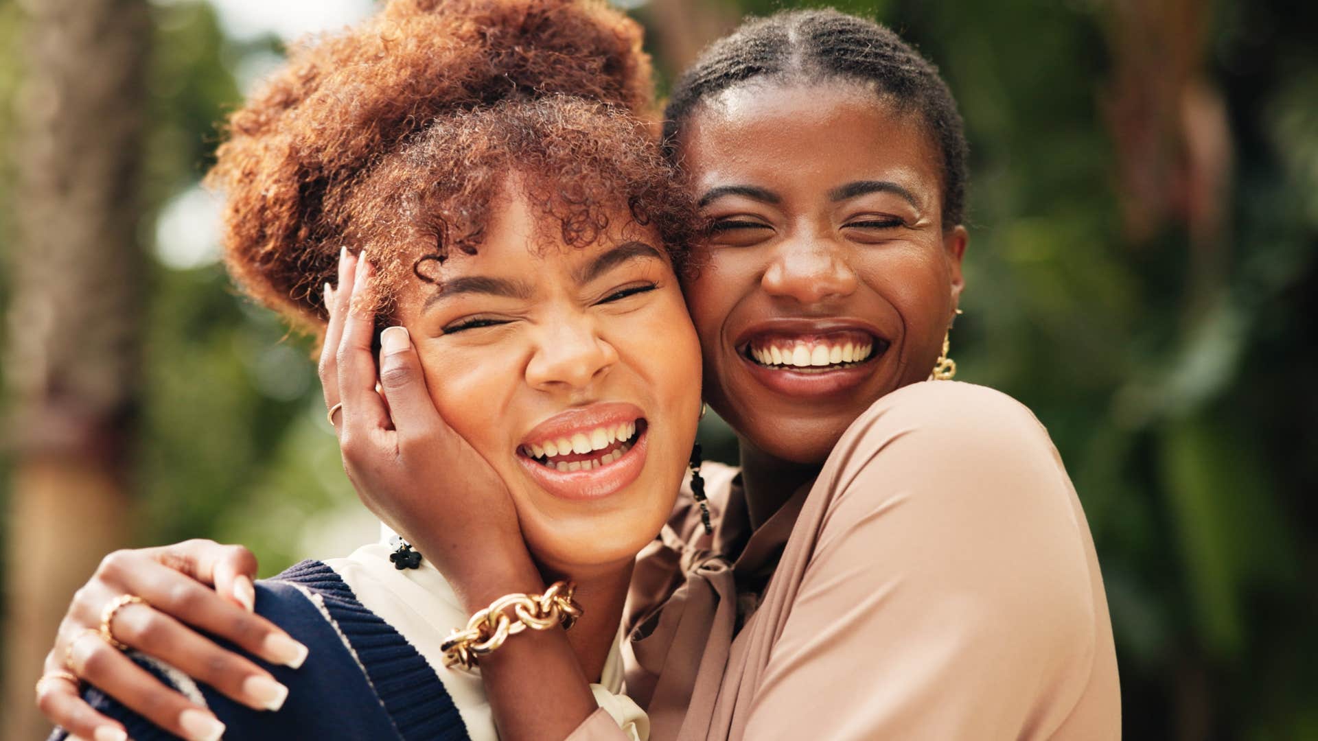 woman who struggles with casual relationships hugging her friend