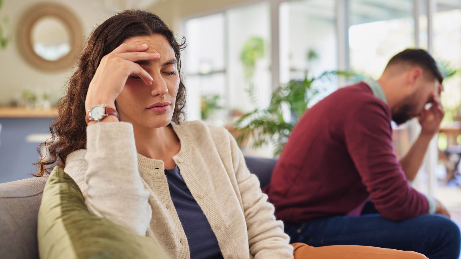 behaviors that reveal someone is afraid of losing their independence in love they keep a safe distance