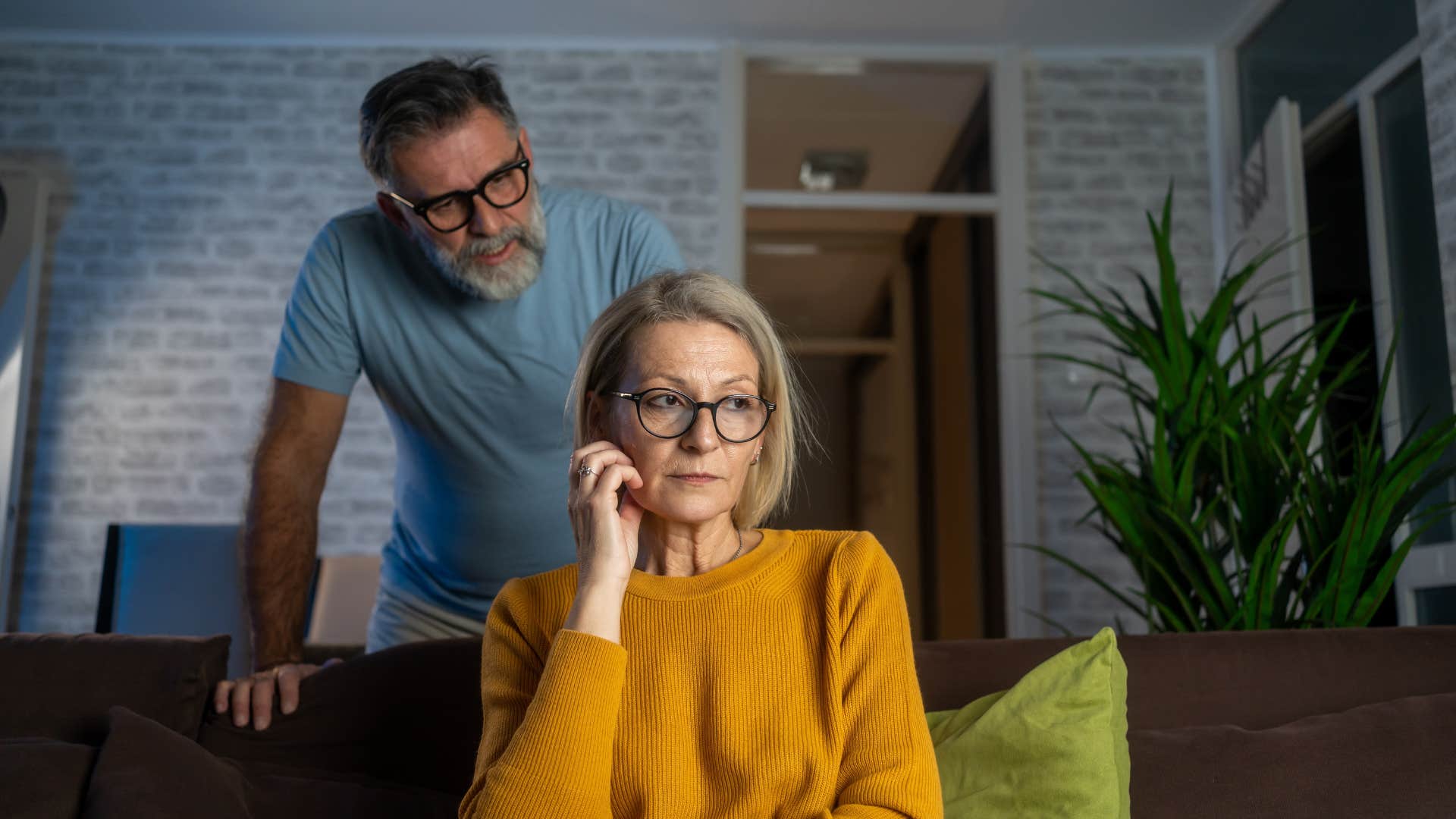 woman becoming distant from partner when things are tough