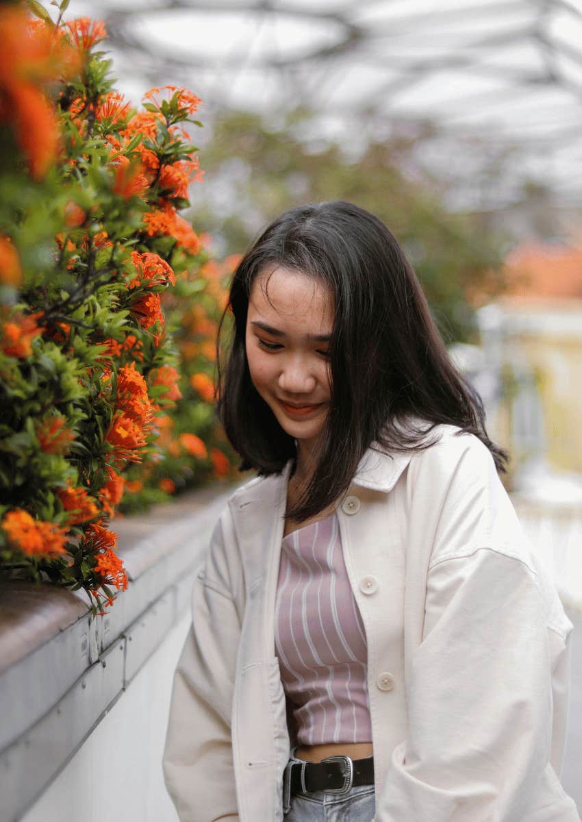 not speaking during conversations in social settings is a sign you're more introverted than you think