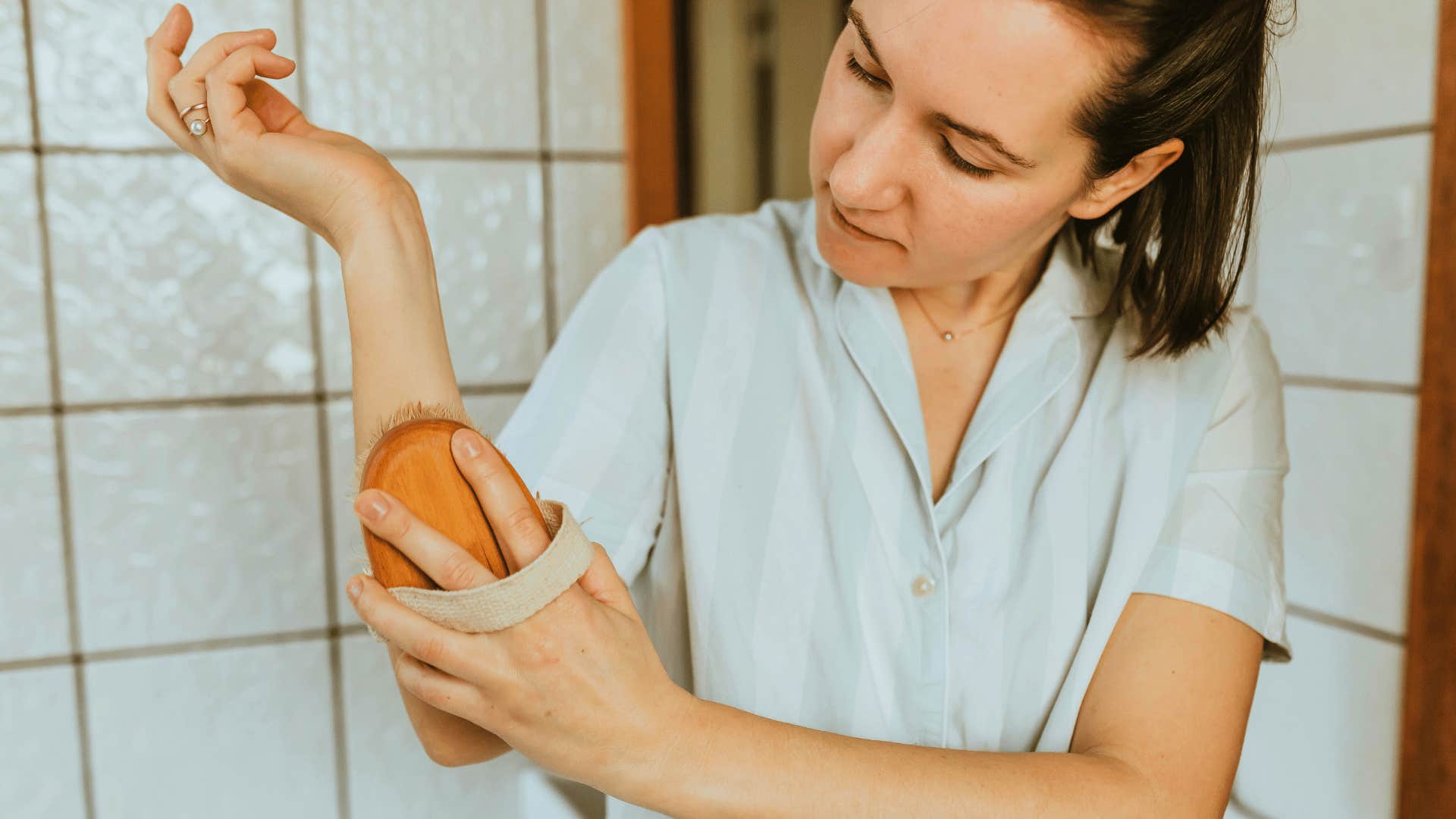 dry brushing your body before 10 AM to stay healthy long-term