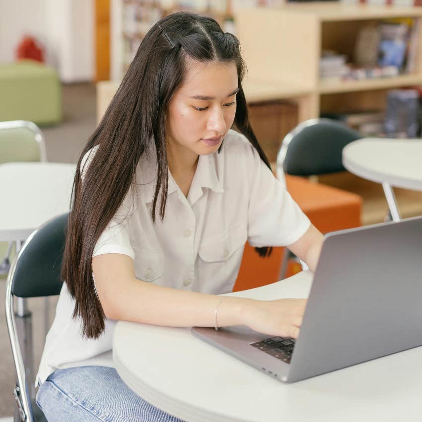 gen z student using technology to learn