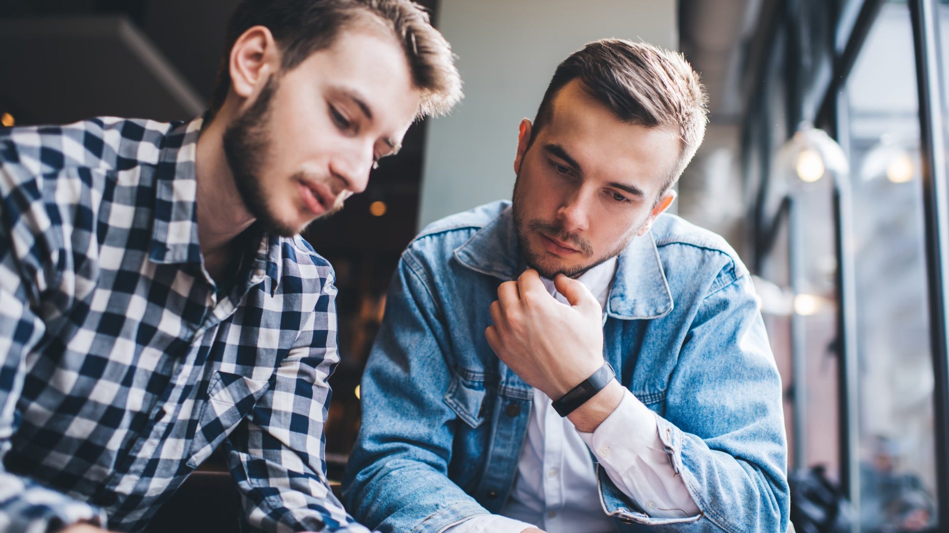 man opening up to a stranger because he has an ability to stop himself from offering unsolicited advice