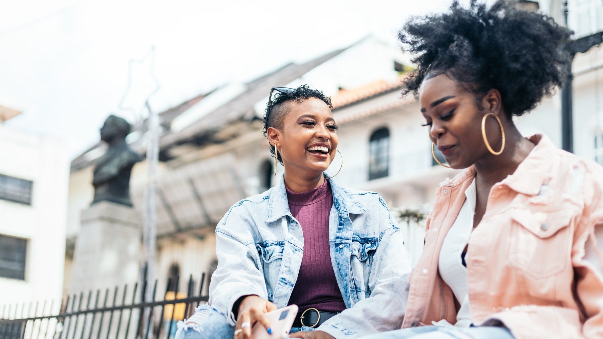 woman opening up to a stranger because she has non-judgmental vibes
