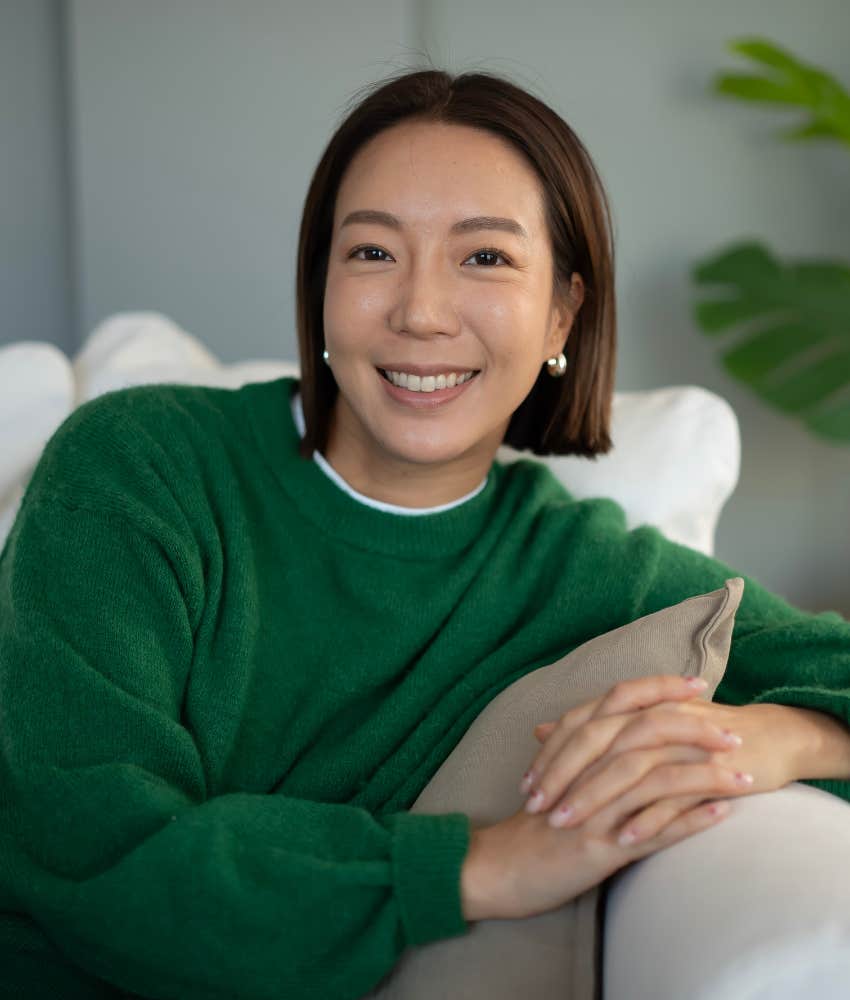 Easy going person relaxes on couch showing trait narcissists look for