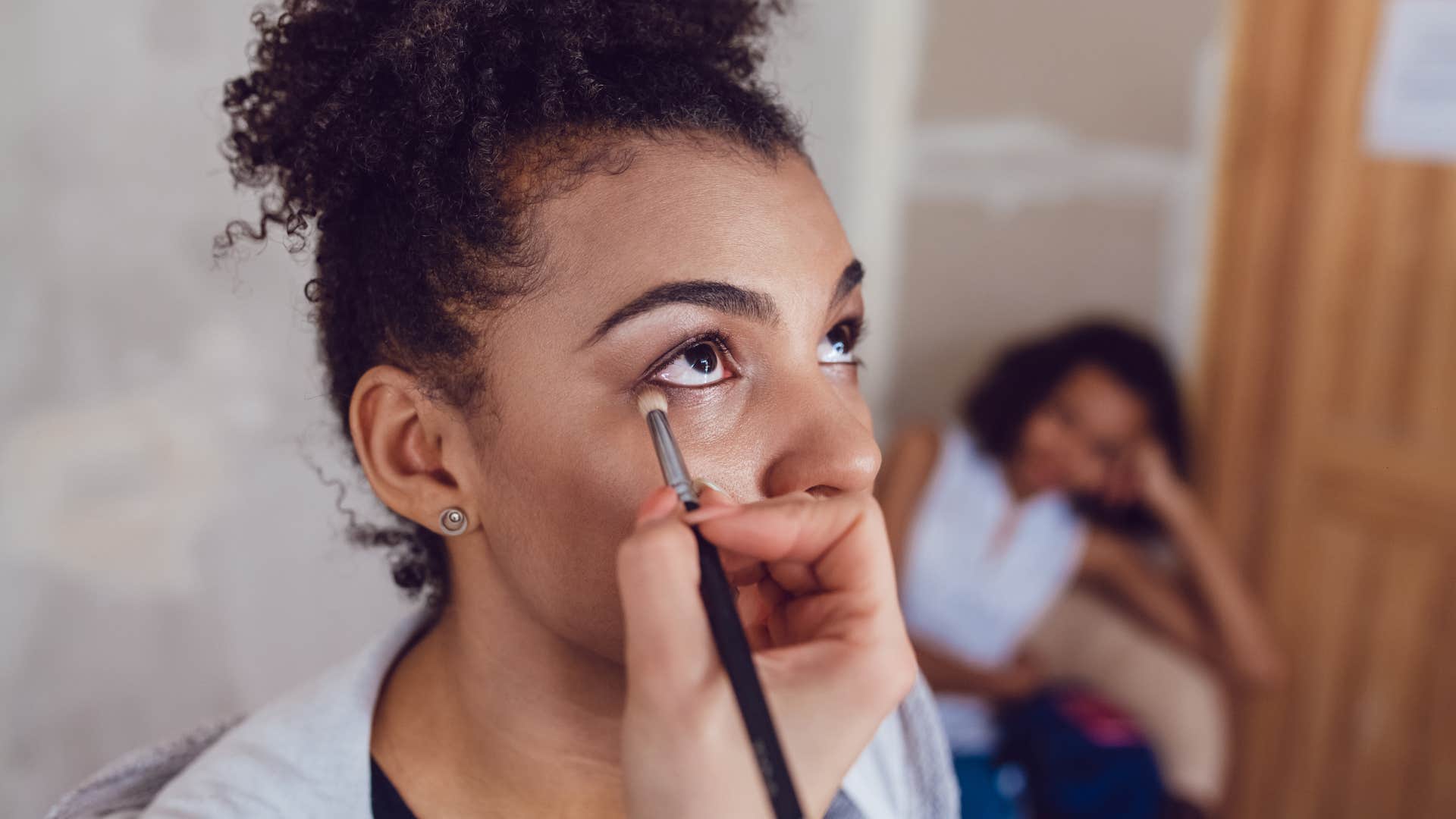 woman putting on eyeshadow makeup