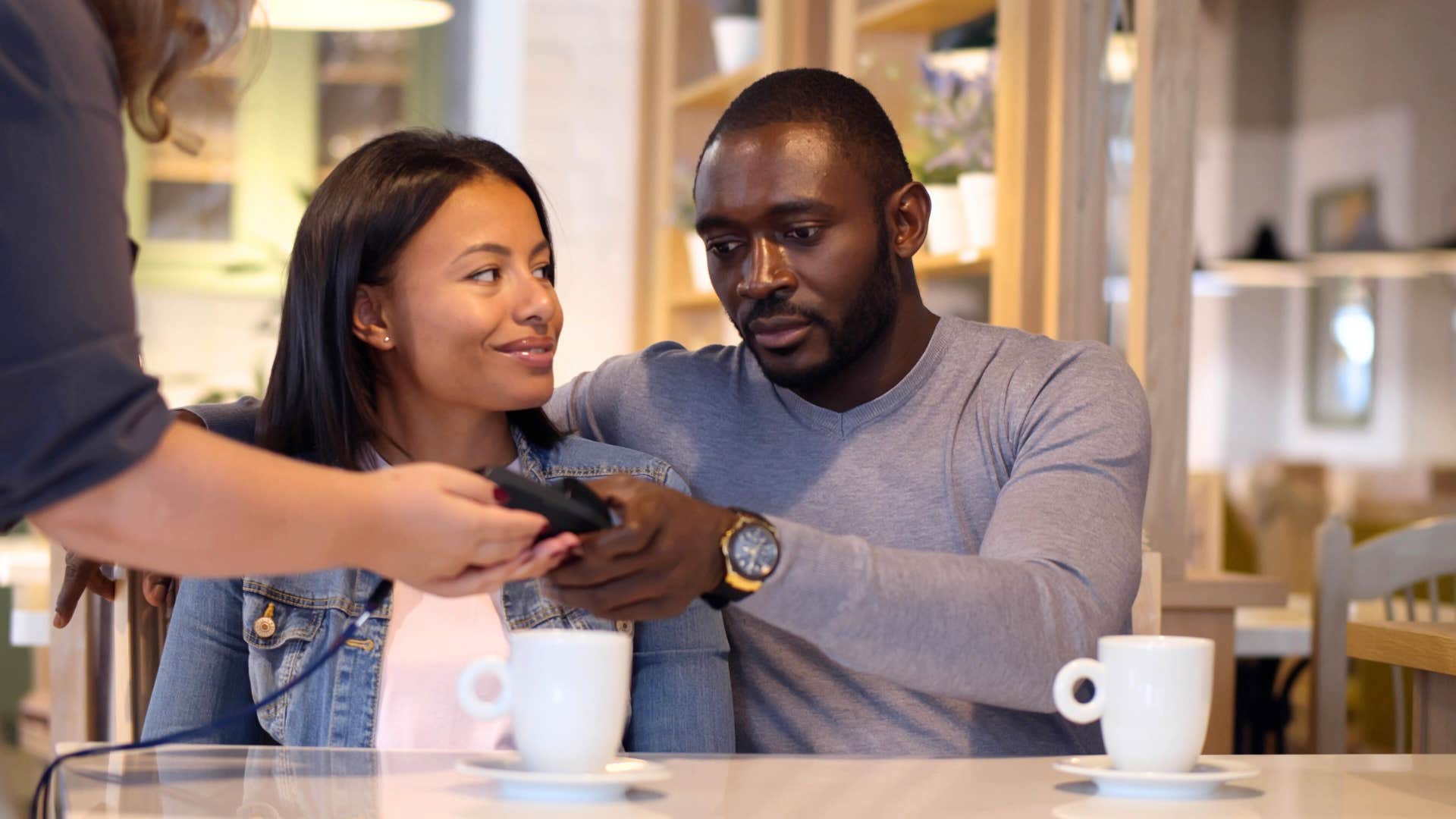 Chivalrous man picks up the tab on date