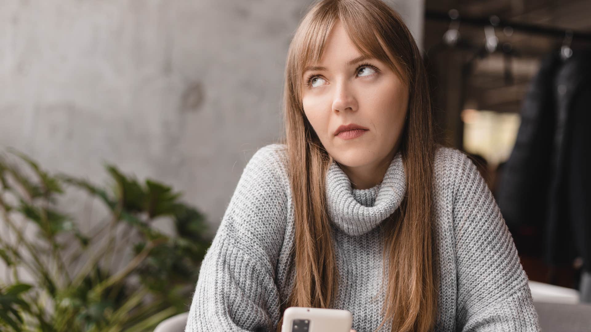 woman pretending to like someone telling them i didnt see your message