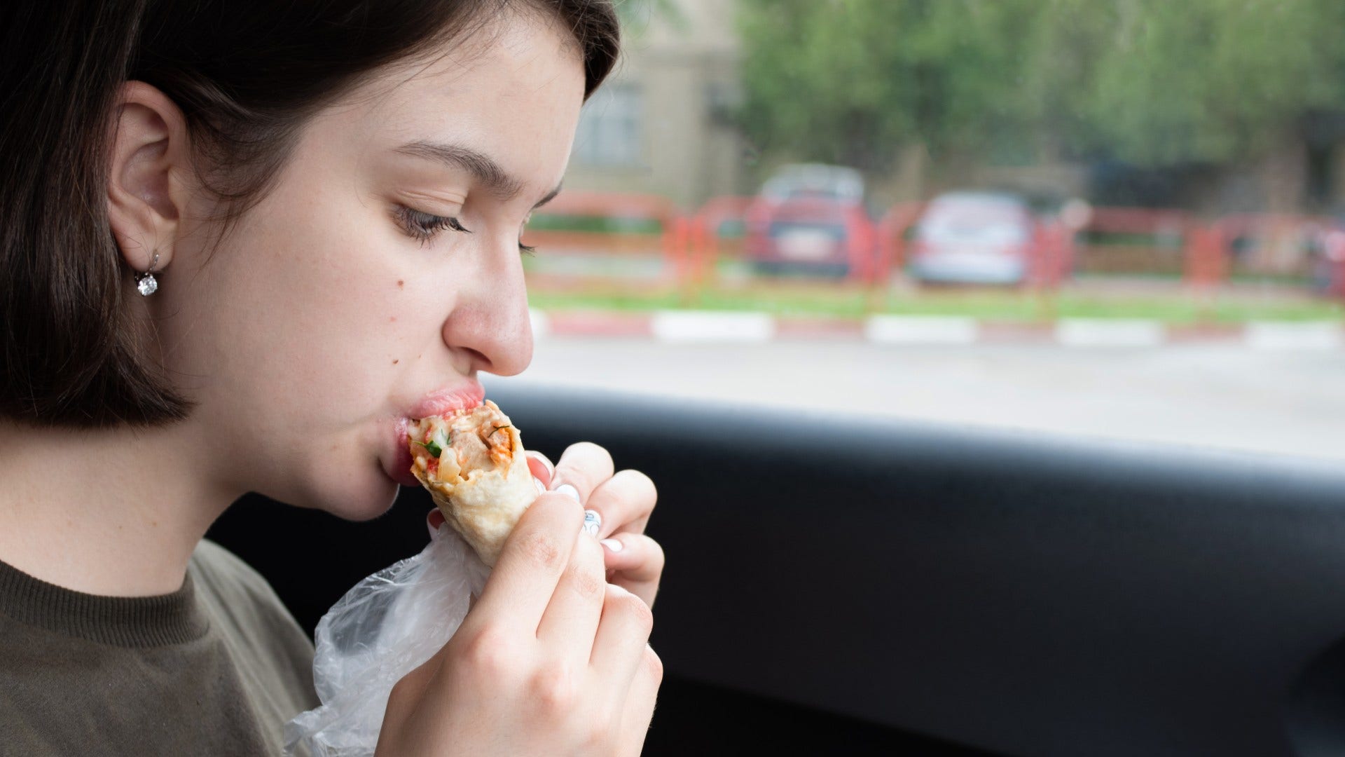 woman who eats every meal in her car as she multitasks strategically