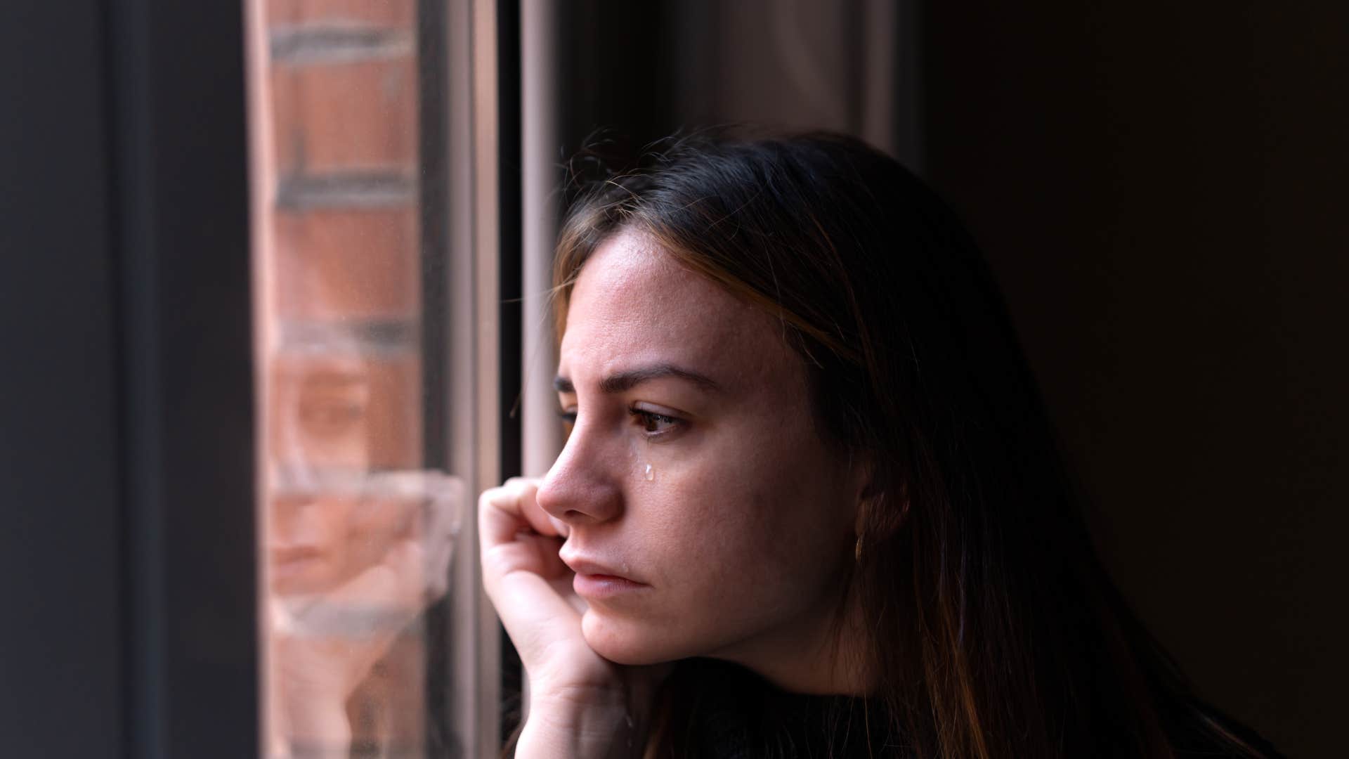 woman who grew up poor and avoids relying on others