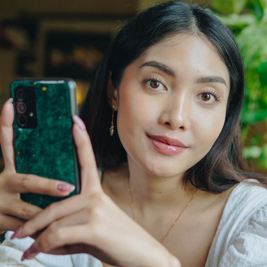 woman holding her phone that's on do not disturb