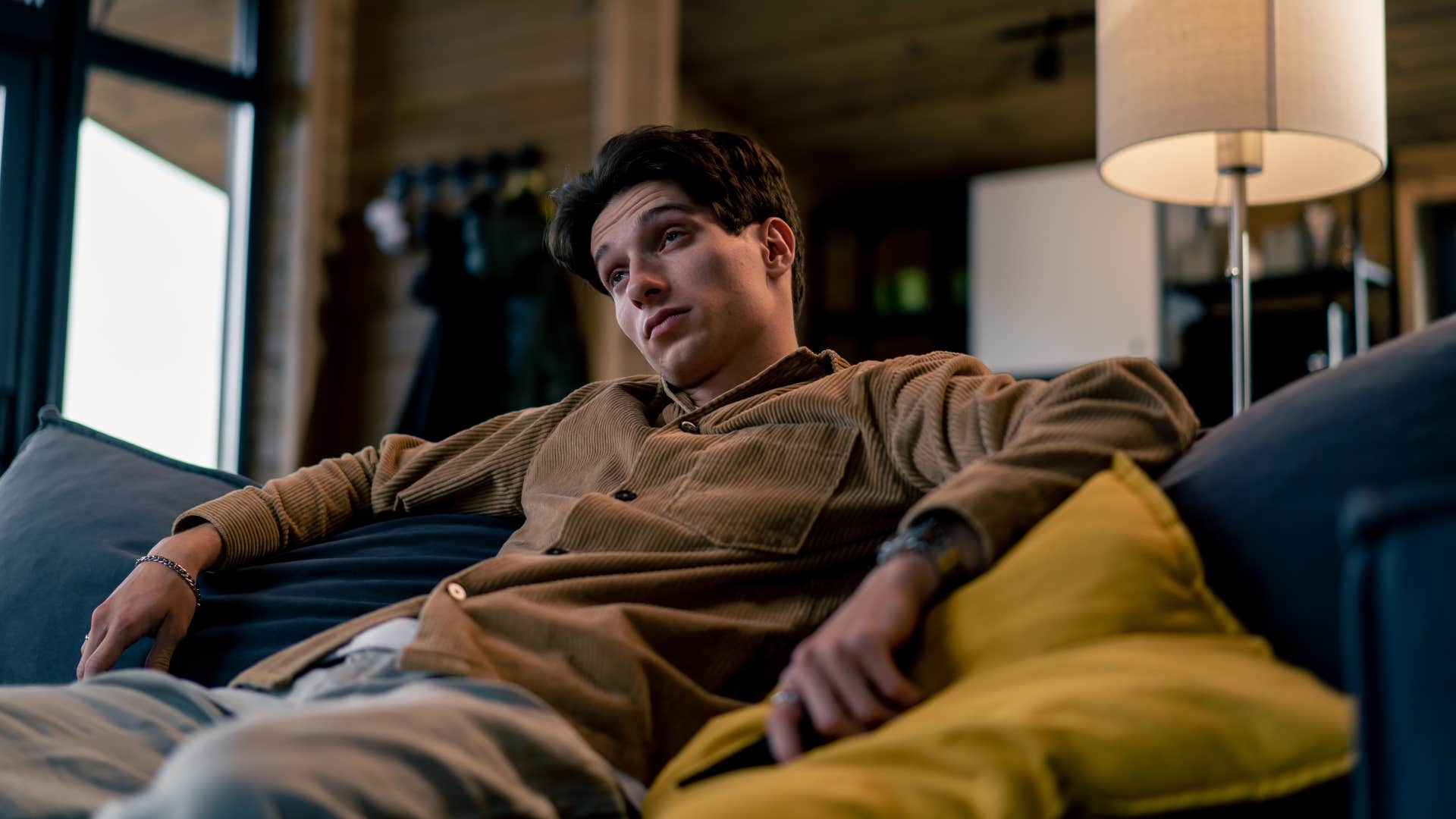 person who zones out in boring conversations processes information quickly