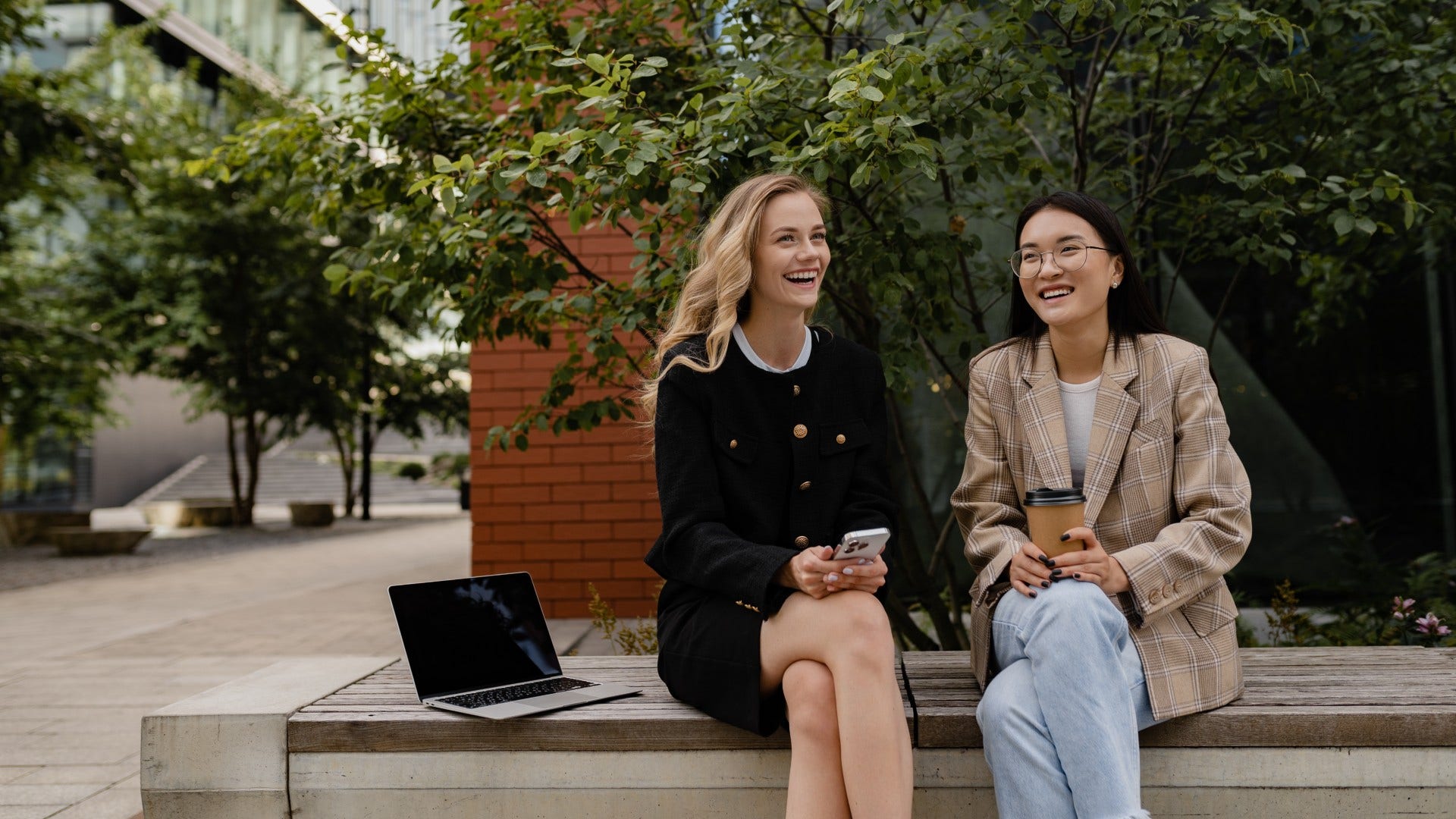 woman with lots of acquaintances is often the listener not sharer