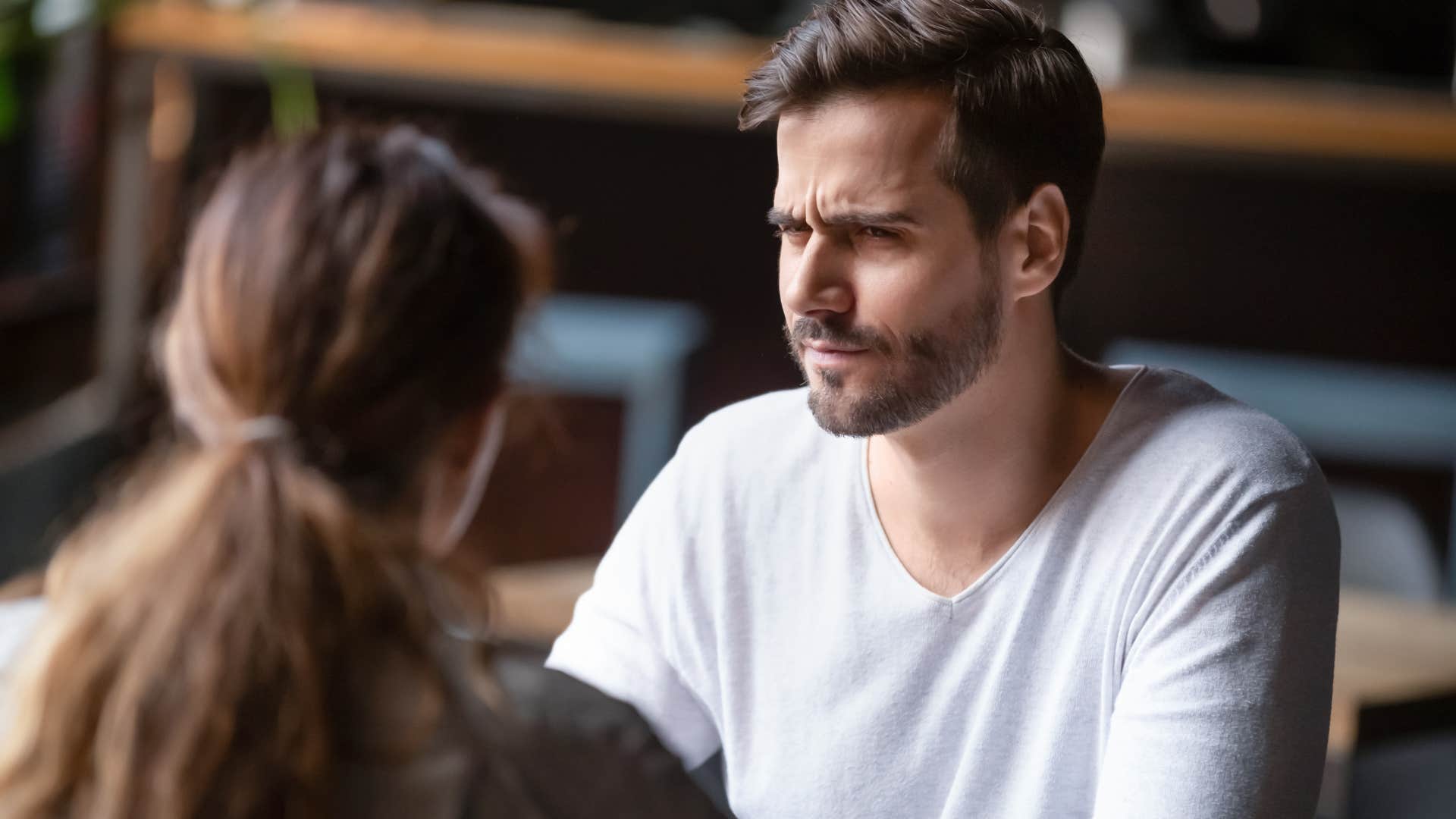 man refusing to mirror woman during conversation