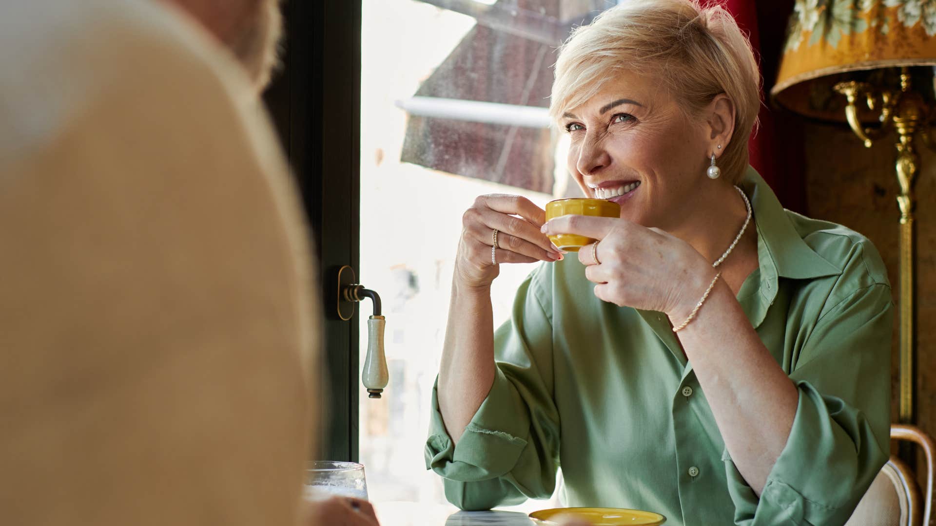 woman saying she ain't for me to her friends