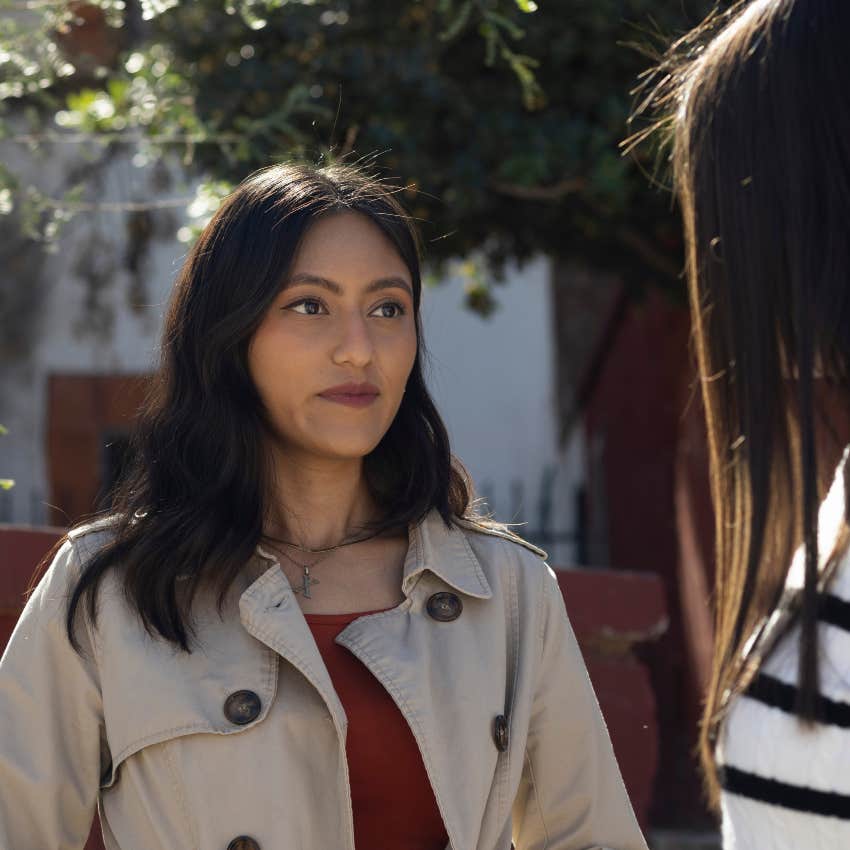 woman pulling her lips back creepy body language signs