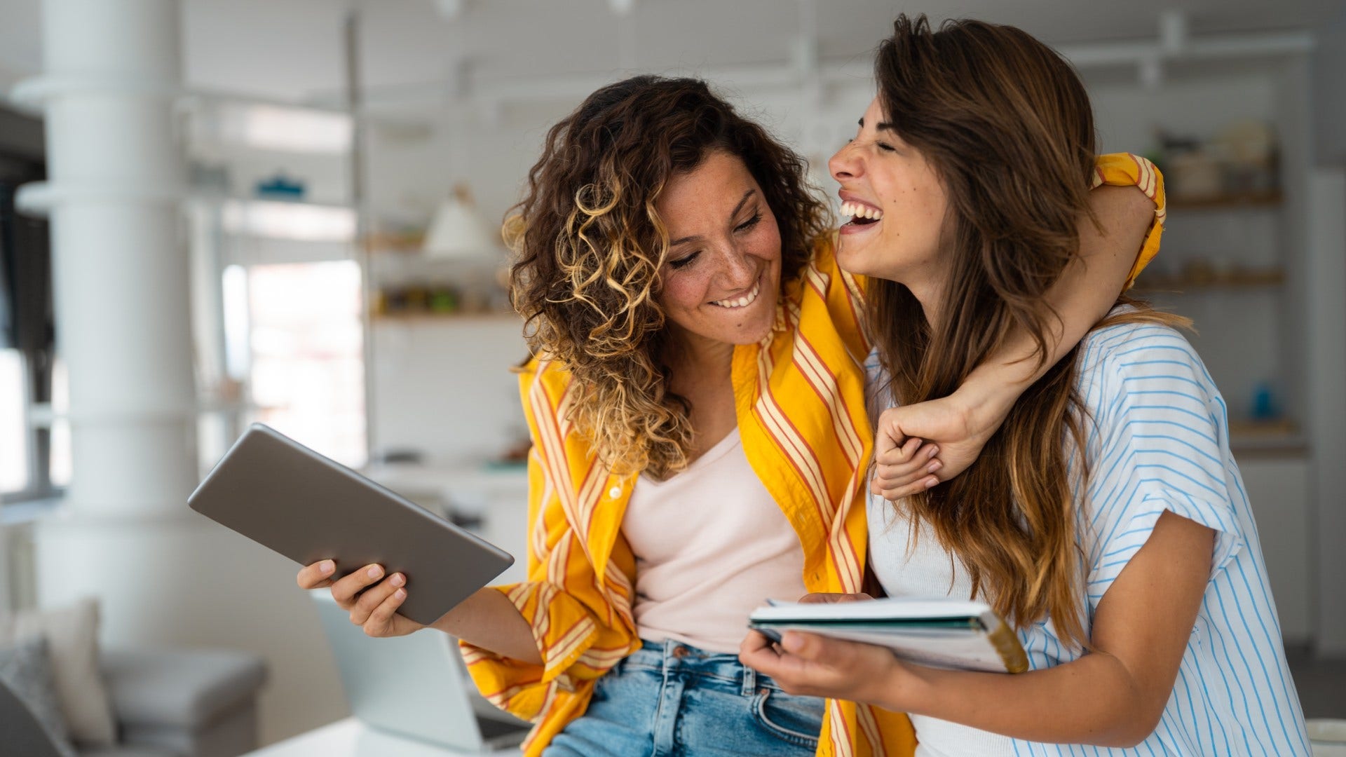woman who doesn't compete with other woman as a sign she knows her worth