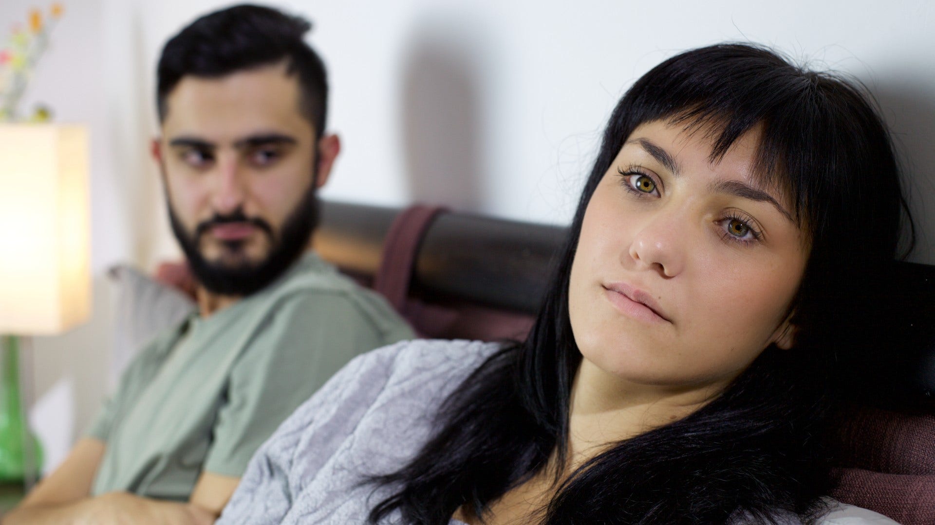 woman who is testing man by withdrawing after connection