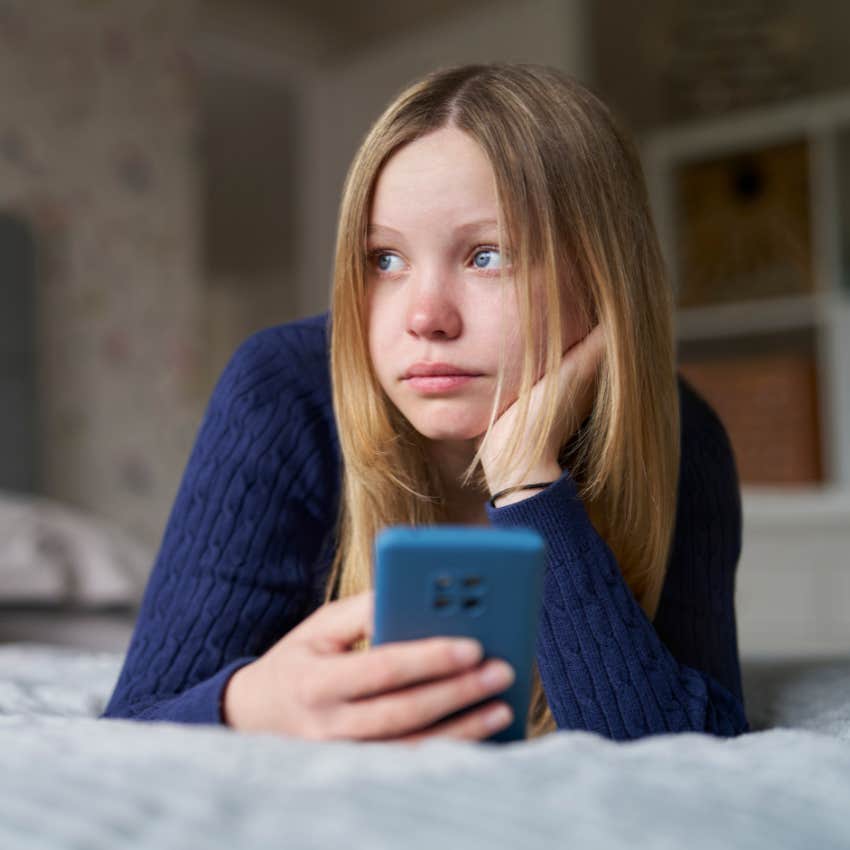 teen making the decision to send screenshotted messages from guys to their moms