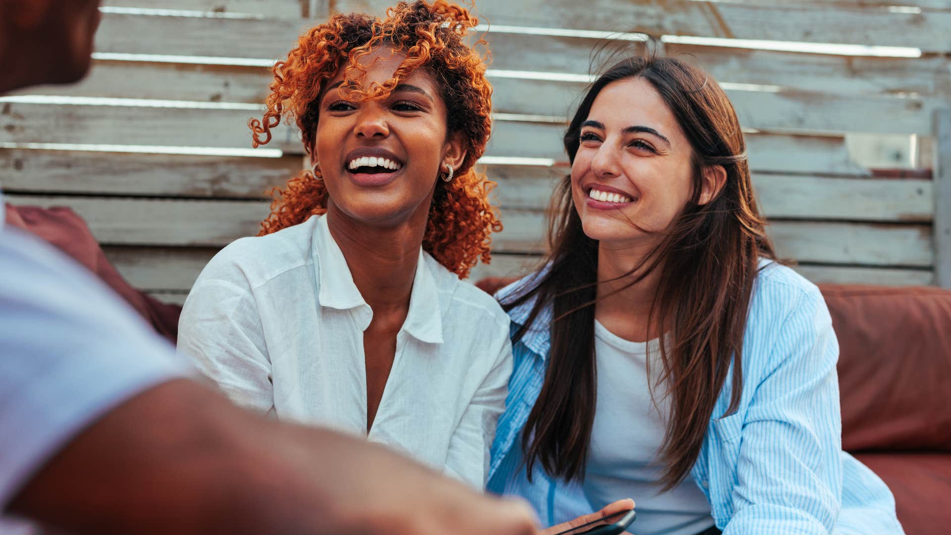 Fliorty people sit up straight showing way to attract men