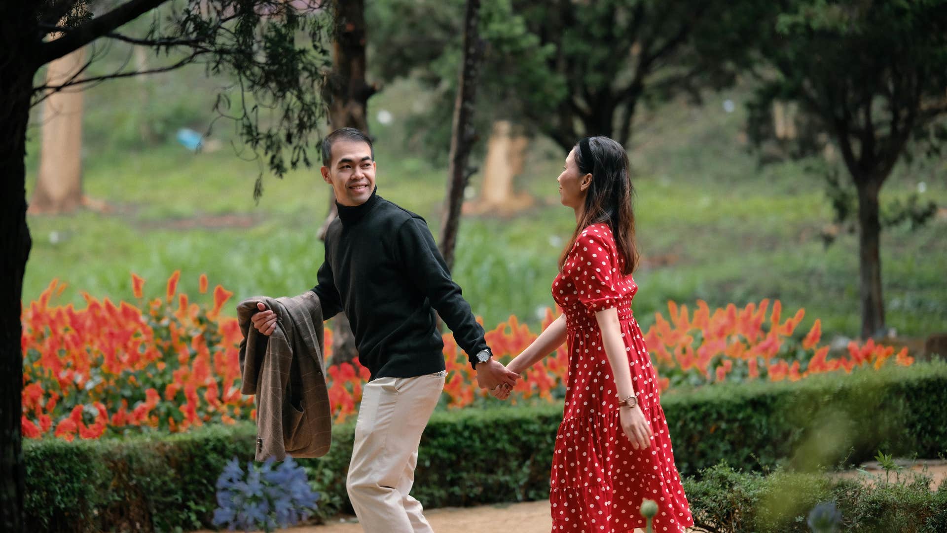 things a woman does differently when she finally feels chosen in a relationship she isnt jealous