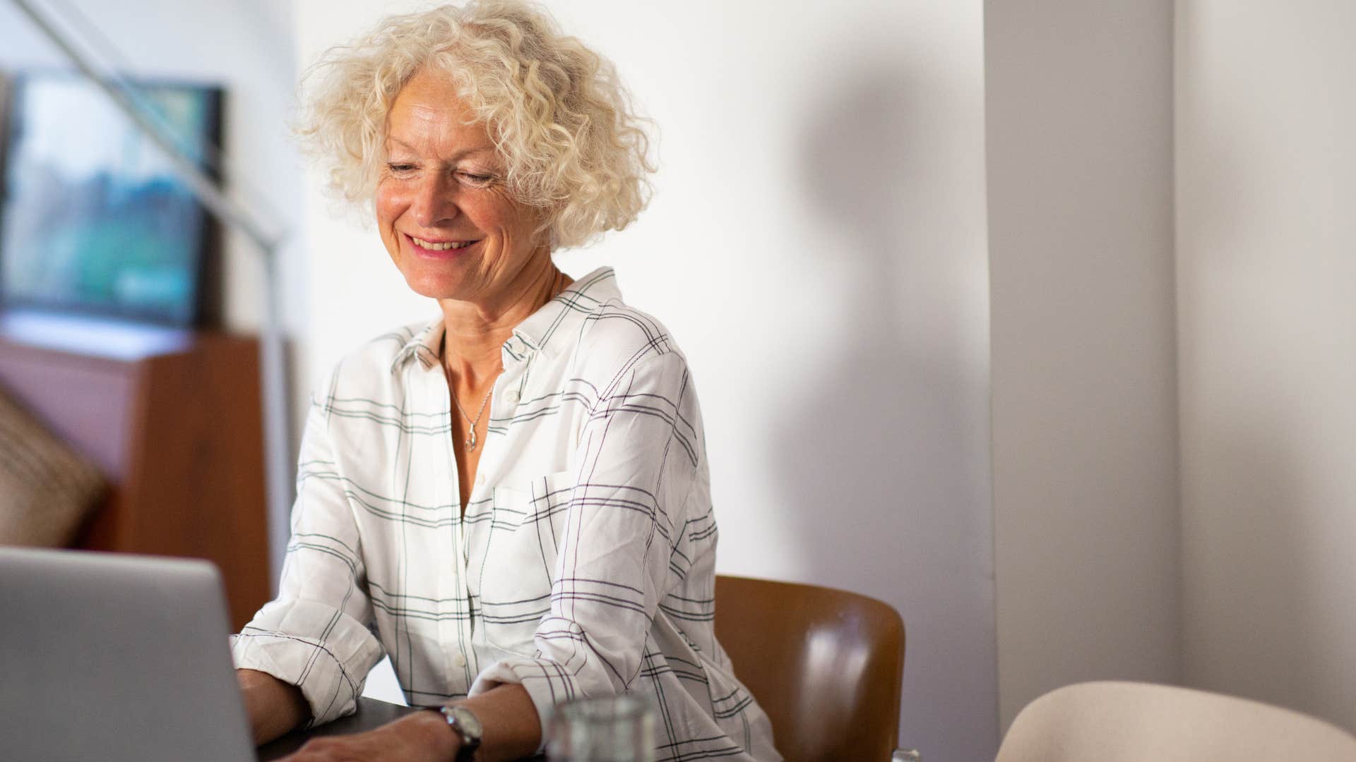 older woman overusing the subject line in her emails