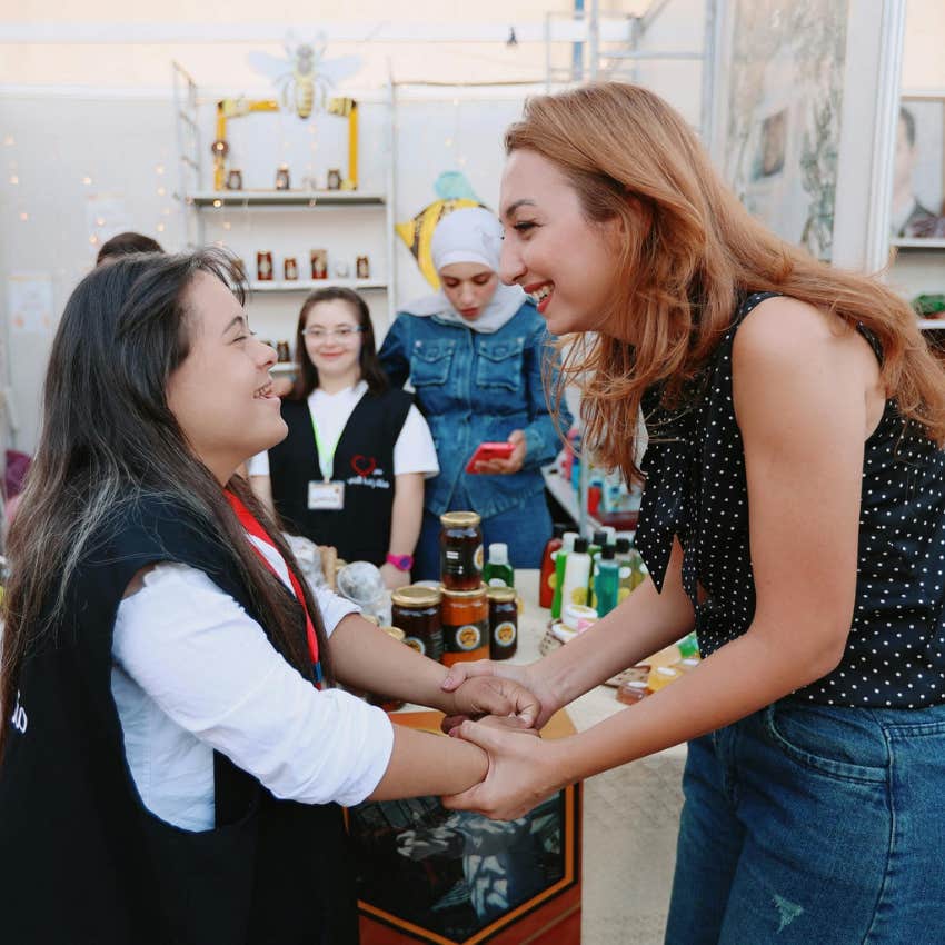 woman doesnt fear being alone act kindness