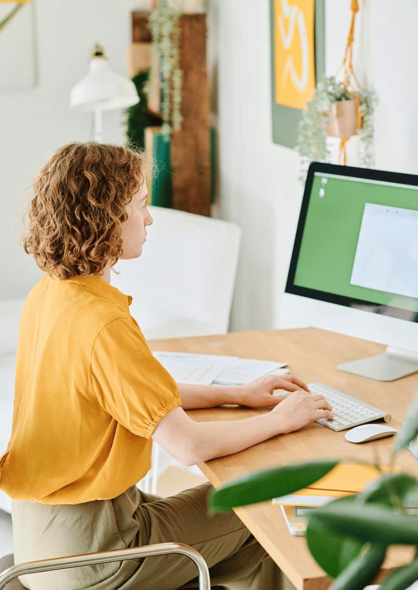 woman following rule choosing strong verbs to strengthen resume