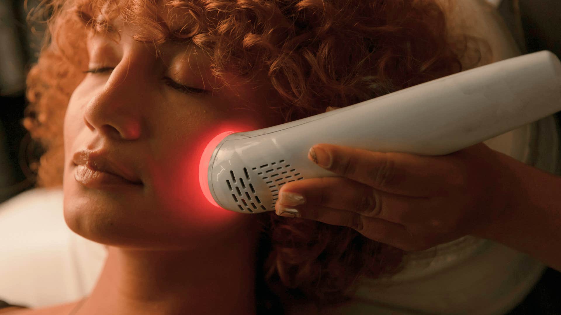 woman with great skin use RLT to improve inflammation