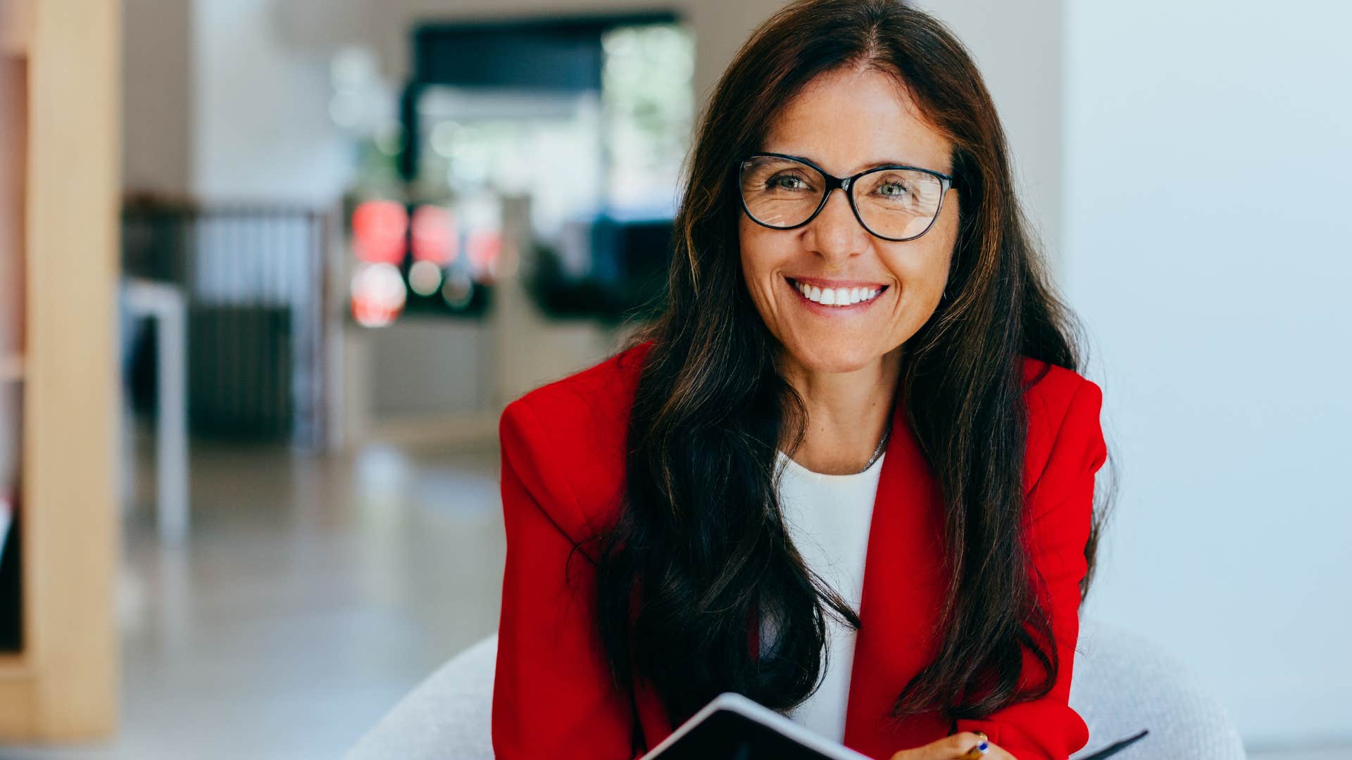 Woman who cares about comfort and aesthetics at work.