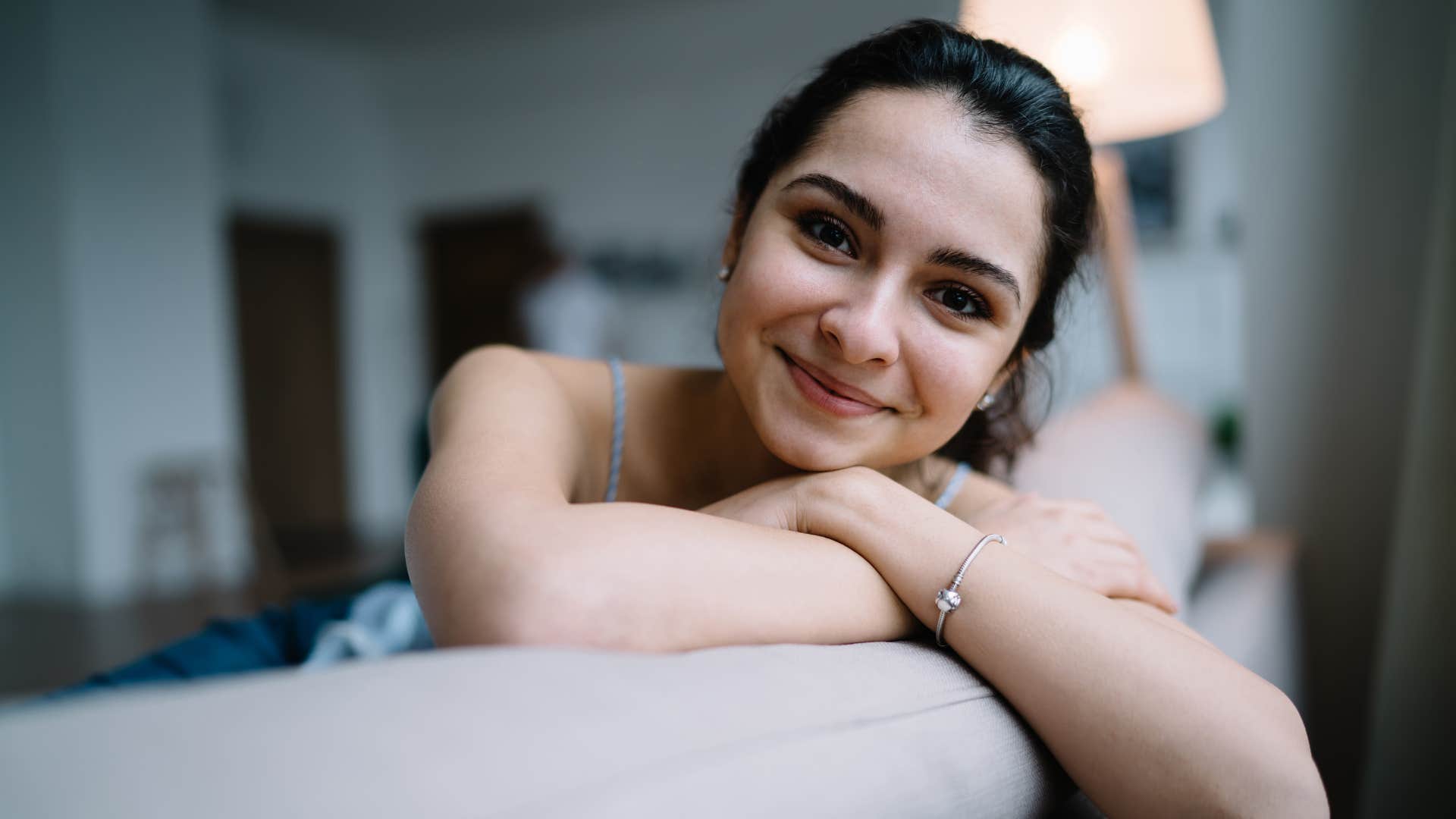 confident woman who doesn't chase people