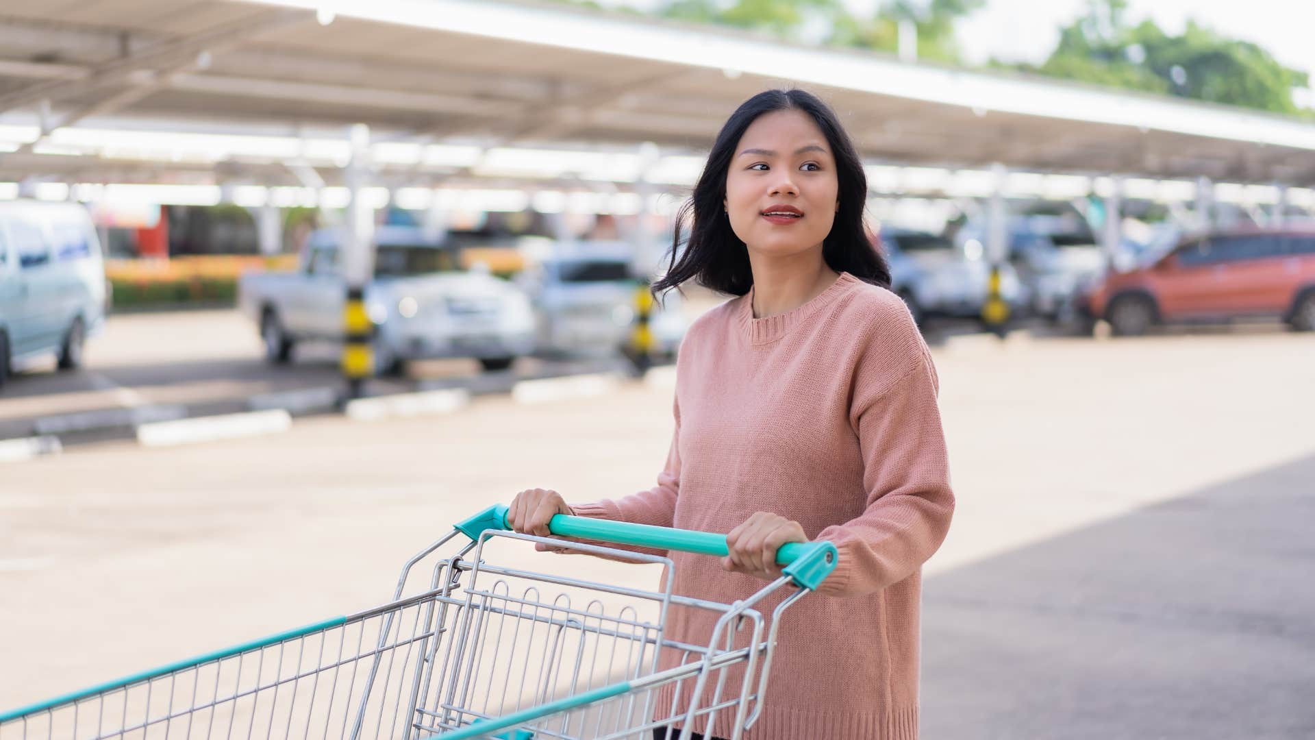 woman with basic manners returning her shopping cart