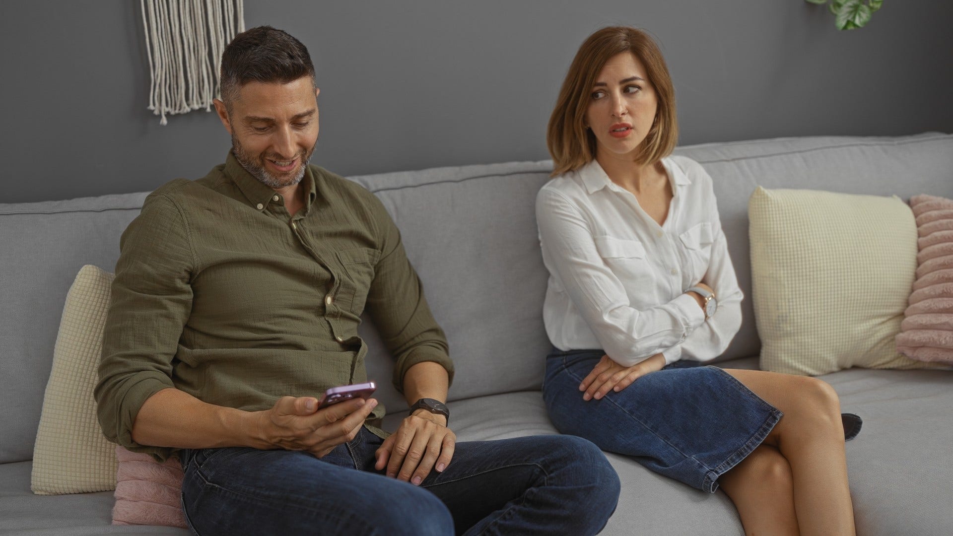 man making the conversation mistake of looking at phone while woman is talking
