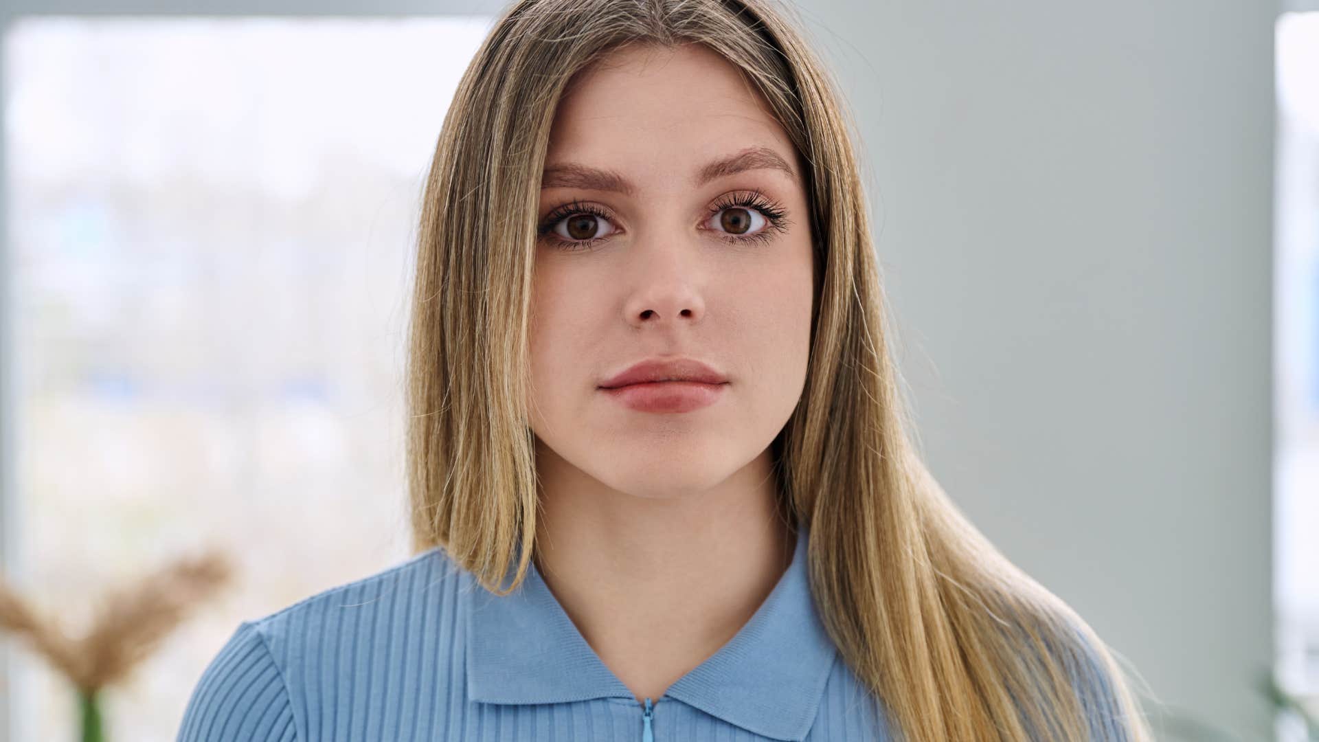 narcissistic woman gaslighting someone saying i don't know what you're talking about