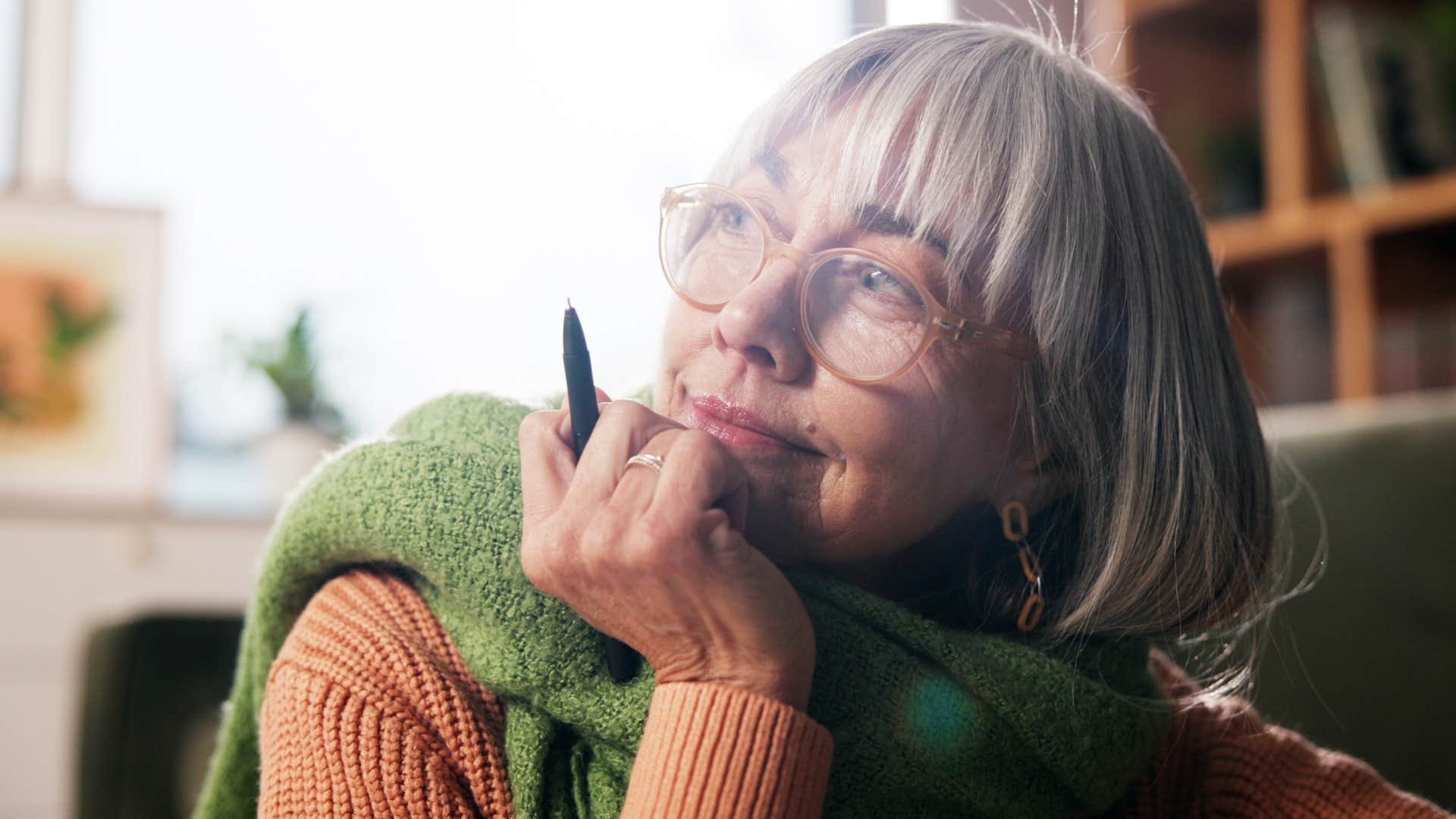 Woman who thinks about everything to prepare at home.